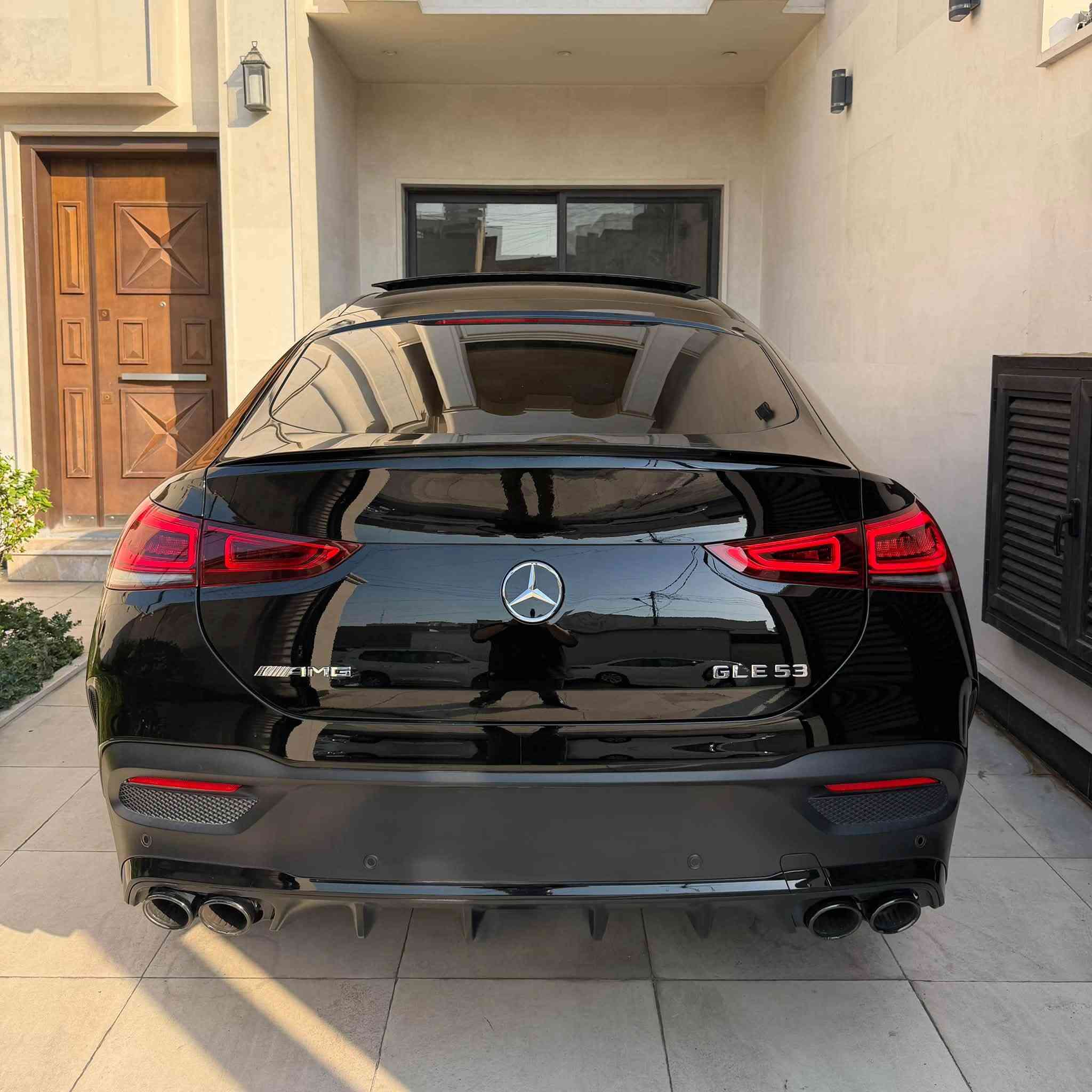 السلام عليكم
للبيع 

‏MERCEDES AMG GLE 53 4MATIC+ (2021)

وارد امريكي كلين تايتل ☑️

محرك 6 سلندر 3.0 AMG
توين توربو + EQ Boost
كير AMG Speedshift نمر 9 

نظام +4MATIC ذكي جداً يختلف حسب وضعية القيادة ويوزع الدفع حسب الطرق والحاجة
 لزيادة ثباتية السيارة 

مغلفة ppf بل كامل

لون أسود نايت بكج

رقم بغداد بأسمي تحويل مباشر

ماشية 58 ألف كيلو

مواصفات السيارة ⬇️

جكات تصعد وتنزل مع تحكم بوضعية الراحة
دواخل كاربون فايبر بلادي
داخل لون اسود ملكي مطرز بل خيط الاحمر والكنتارا مع شعارات الAMG
لايتات  Multibeam ذكية جداً ترحيب عند التشغيل و دوارة مع الستيرن
مقاعد أمامية كهرباء خزن تدفئة 
ستيرن AMG رجاج عند عبور الخطوط كهرباء وتدفئة
ساوند سيستم برومستر
منافذ شحن Type-c
صندوق كهرباء
اوتو بارك 
اوتو هولد
كامرات 360 درجة
رادارات 360 درجة
تحديد مسار
مانع تصادم 
قيادة ذاتية 
نقطة عمياء
إضاءة محيطية 64 لون
دوسات ترحيب AMG لد
فتحة سقف بانوراما
شاحن لاسلكي
حزام امان كهرباء + لون احمر
صوت اكزوز AMG طرب + بوب كورن اكتف فتح اغلاق
كاليبرات AMG لون احمر
5 وضعيات قيادة
ويل AMG حجم 21 تو سايز 
4 ثيمات متغيرة لعداد السيارة 

حالة السيارة وارد امريكي كلين تايتل
بدون ضرر بدون صبغ فقط 3 اماكن تعديل pdr بل نقل
باقي السيارة كفالة عامة شرط الدعاميات

محرك كير اكسل كاردن كهربائيات حدادية كفالة عامة   
من الخلل والفتح والتبديل 
سيارة جديدة وبدون نقص 

سعر السيارة 57,800$
مكان السيارة بغداد
للأستفسار *********** 📞
