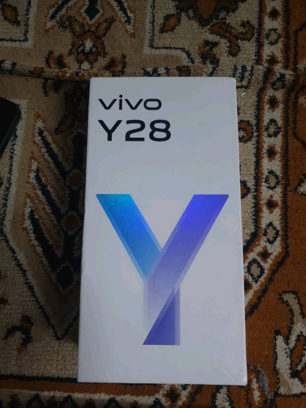 للبيع vivo Y28 مستعمل نظيف جدا
اللون: اسود / اخضر غامق
الحالة: 9.5/10 - مابي اي عطل، الكارتون موجود
الذاكرة: 256GB 
الرام: 8GB 
البطارية: 6000 وشحن سريع
الملحقات: كارتون + شاحن 
السعر.180 الف دينار نهائي/قابل للتفاوض البسيط
المكان: بغداد [الزعفرانيه ]
للتواصل: ***********