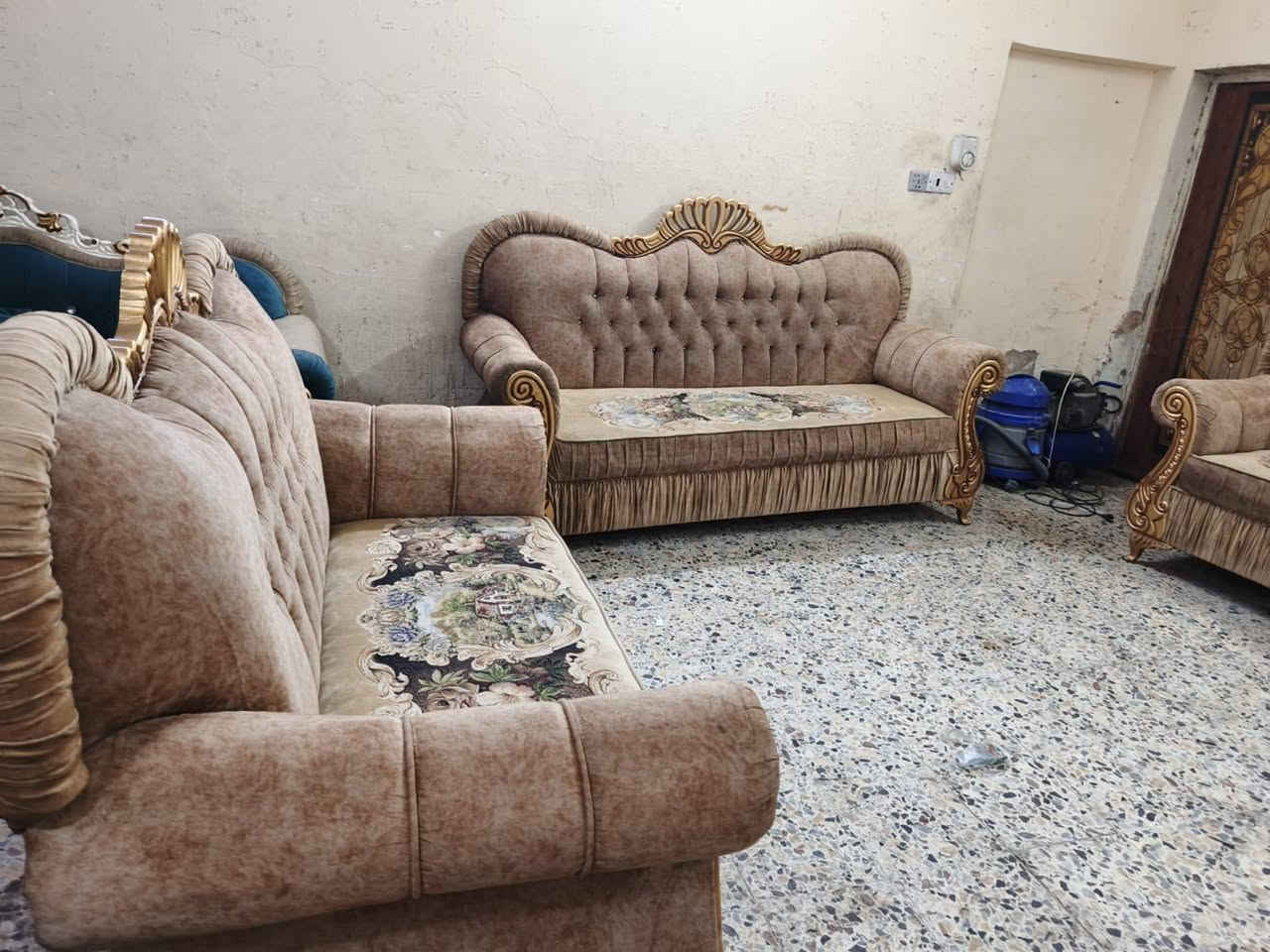 تخم 10 مقاعد تكمه نضيف جدا نضيف سعر 300 وبي مجال مكان البياع يوجد توصل بكروه رقم يوجد وتساب ***********
