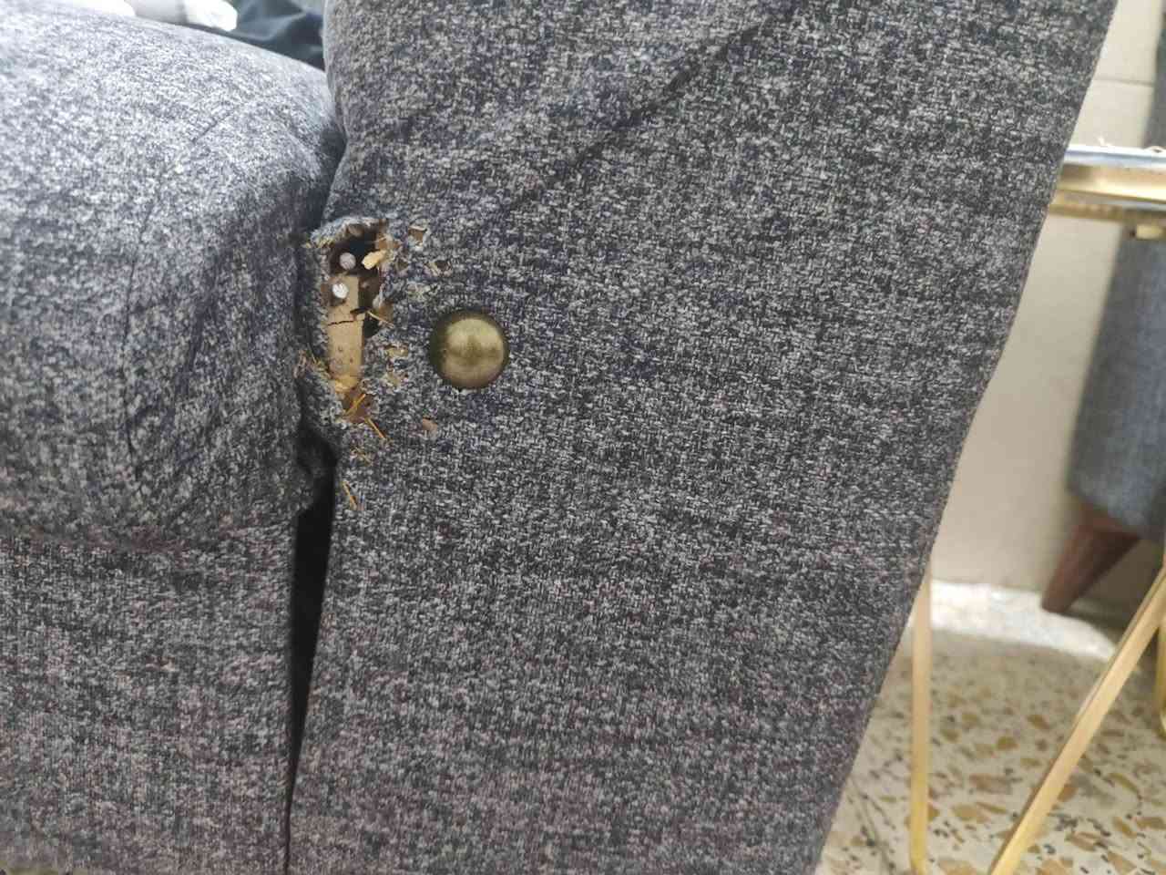 السلام عليكم تخم 7مقاعد للبيع بي ضرر بسيط موضح بصوره يم اليده بس ونضيف السعر 150قفل قفل ماينزل منه ربع دينار مكاني الحسينيه ***********
