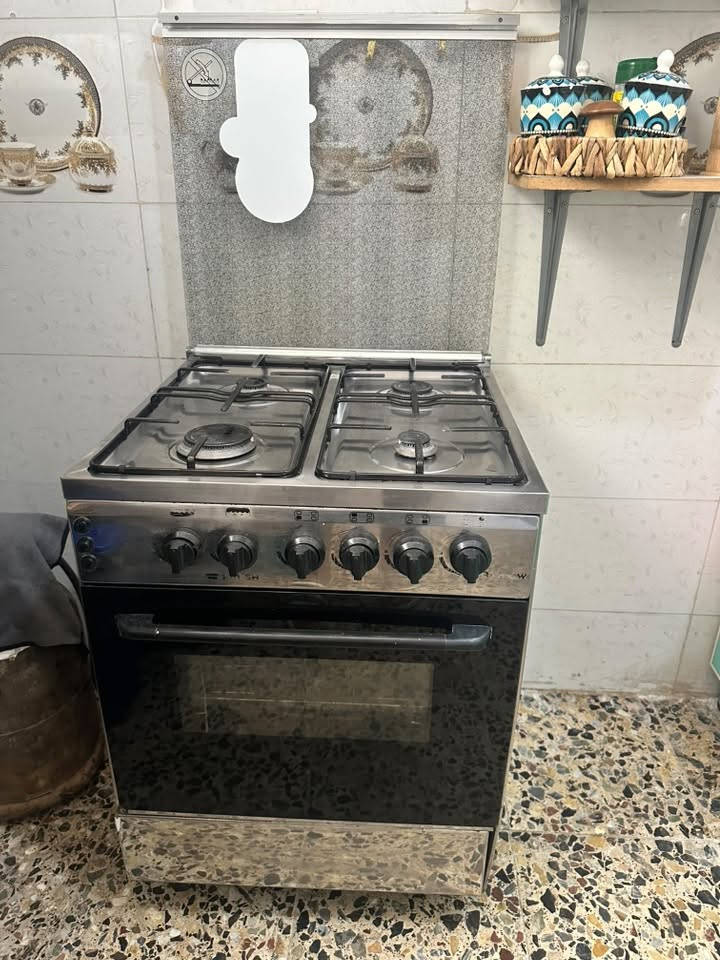 للبيع طباخ ٤ عيون فرنة شغال نظافة فول ب١٥٠ الف رقمي ***********
