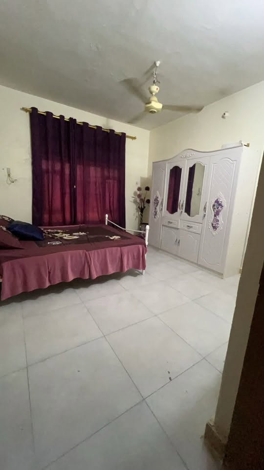بيت للايجار طابق واحد ٢٠٠ متر
يحتوي ٢ غرف وصحيات ثنين وحمام داخل الغرفة الكبيرة 

ومطبخ وصالة كبيرة واستقبال 

وكراج سيارة 
خدمات كاملة  

سعر الايجار ٤٠٠ الف قفل  لان البيت بي نص اثاث بي سبلت بالغرفة والمطبخ كاونتر حديث تزكام والغرفة الكبيرة بيها غرفة اخشاب كاملة ويحتوي همات قنفات ومغاسل ومرايات. 

العنوان :الديوانية حي الفرات منطقة ال خليفة فرع مخبز الفرات قريب جداً على الشارع العام .

الرقم :***********
