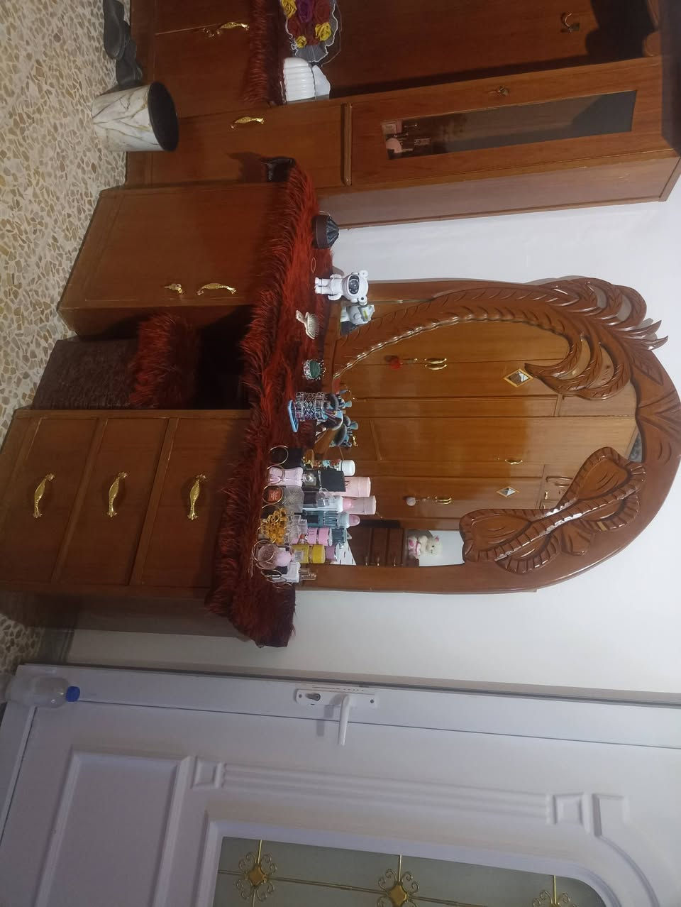 غرفه نوم للبيع مكان بعويزه قرب جامع الصادق الامين سعر 550 .***********
