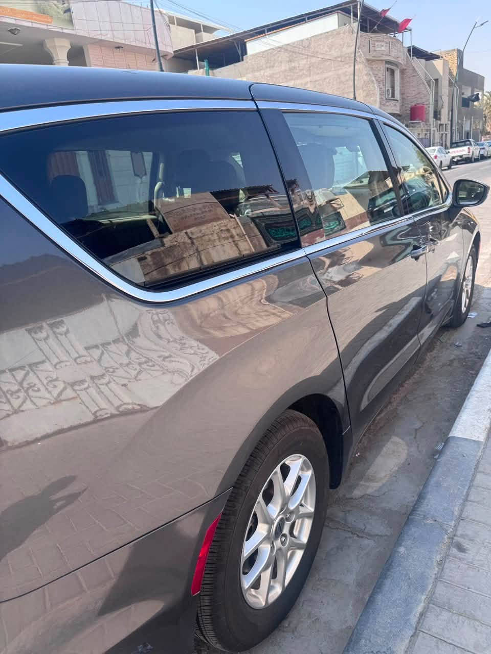 Chrysler Pacifica Touring L. 2023

🔴باسيفيكا 2023 

المواصفات : 

المحرك: 3.6L V6

الكير: أوتوماتيك 9 سرعات 

 الفئة: Touring L.

اللون الخارجي:رصاصي

اللون الداخلي : جلد أسود مع تطعيمات بيجي

مقاعد  خلفية منفصلة VIP

كنترول تبريد خلفي منفصل

خزن ميموري لكرسي السائق

اشاير مري

رادار جانبي نقطة عمياء 

تحديد مسار

سستم صوت متكامل HarmanKardon

شاشة Uconnect كبيرة 10.1 إنچ

‏Apple CarPlay + Android Auto

 دخول وتشغيل ذكي

تشغيل عن بُعد

أبواب جانبية كهربائية

باب خلفي كهربائي

كاميرا خلفية + حساسات ركن

مثبت سرعة

مرايات كهربائية

مقاعد جلد كهربائية 

إضاءة خلفية LED كاملة

نظام Stow ’n Go لطي المقاعد وتوفير مساحة تحميل كبيرة

وباقي مواصفات المعروفة

الحادث موضح بلصور فقط لا غيره

السيارة جاهزة ،حدادية جيدة جداً 
وتخم ايطارات جديد

رقم الهاتف 📞. ‭***********‬

📌 الموقع: [البصرة]

💰 السعر: [260]
