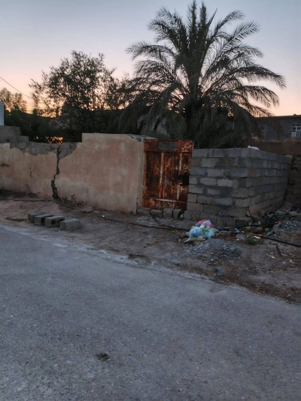 هيكل +قطعت ارض مساحت القطعة 250 متر ومساحت الهيكل 250 متر
مكان ديالى حي الاكراد خلف بانزيخات عين اشمس
المنطقة مخدومة مي كهرباء مجاري تبليط نت جاهزة جنس الارض طابو صرف مال ورثة وكلهم جاهزين للتنازل 
سعر 80 وبيهن مجال 
*********** واتساب
