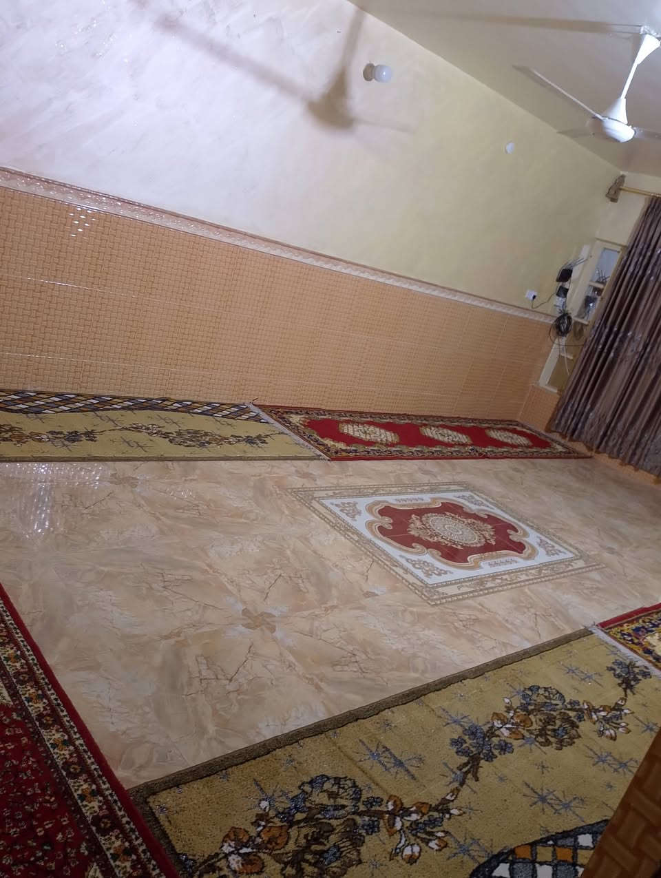 السلام عليكم بيت للبيع المساحه 320 البيت طابو صرف يكون من خمس غرف نوم هول عدد 2 مطبخ حار بارد حمامات داخل وخارج الموقع معل السوس السعر 190 وبي مجال رقم الهاتف ***********
