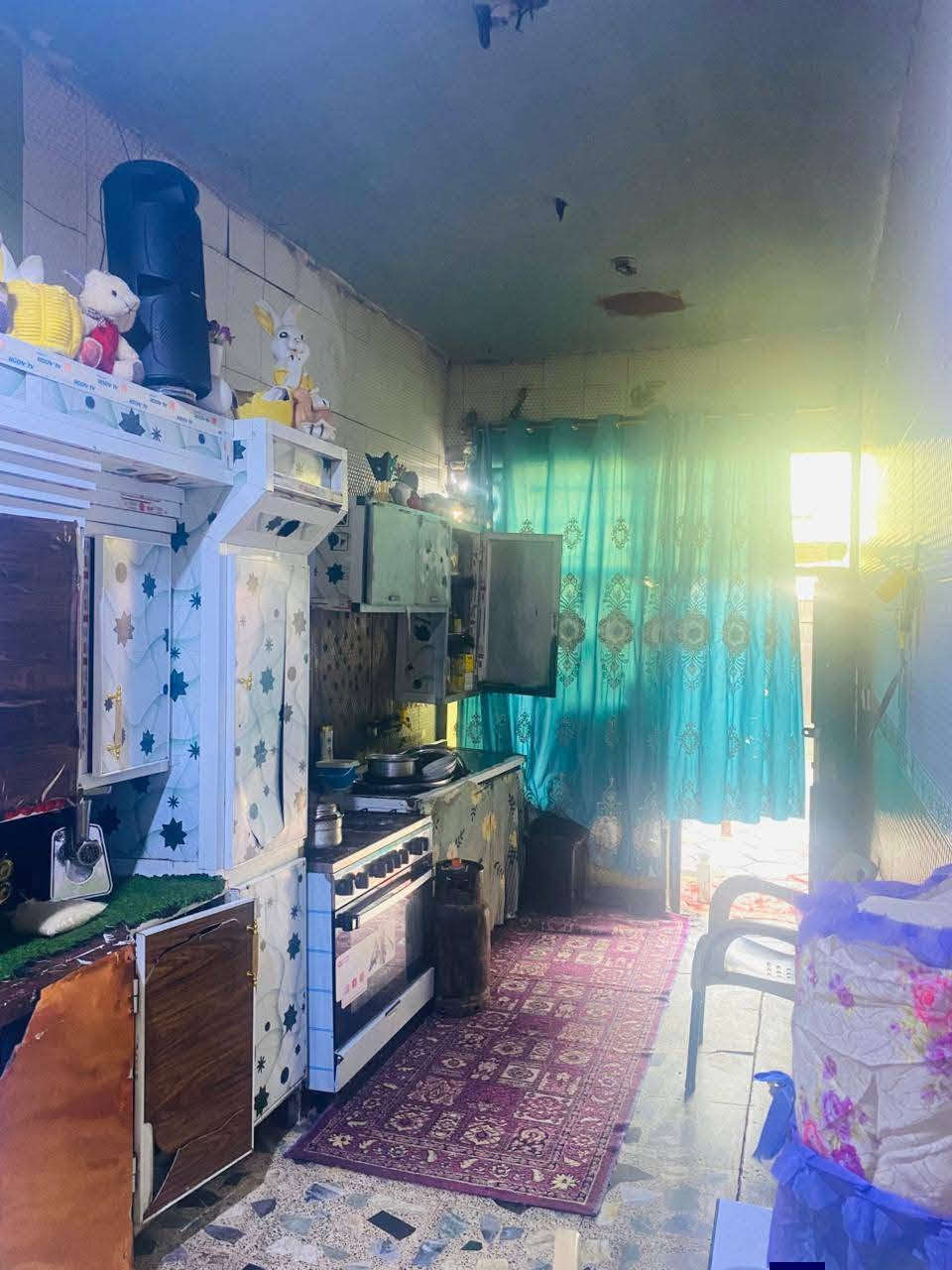 سلام عليكم بيت للبيع بجامع طة مساحت البيت 180م البيت على شارعين يحتوي على غرفتين وصاله وستقبال ومطبخ كامل خدمات كهرباء ماء مجاري وتبليط *********** اكو بعد غرفتين ما مصورهن السعر 58 وبي مجال
