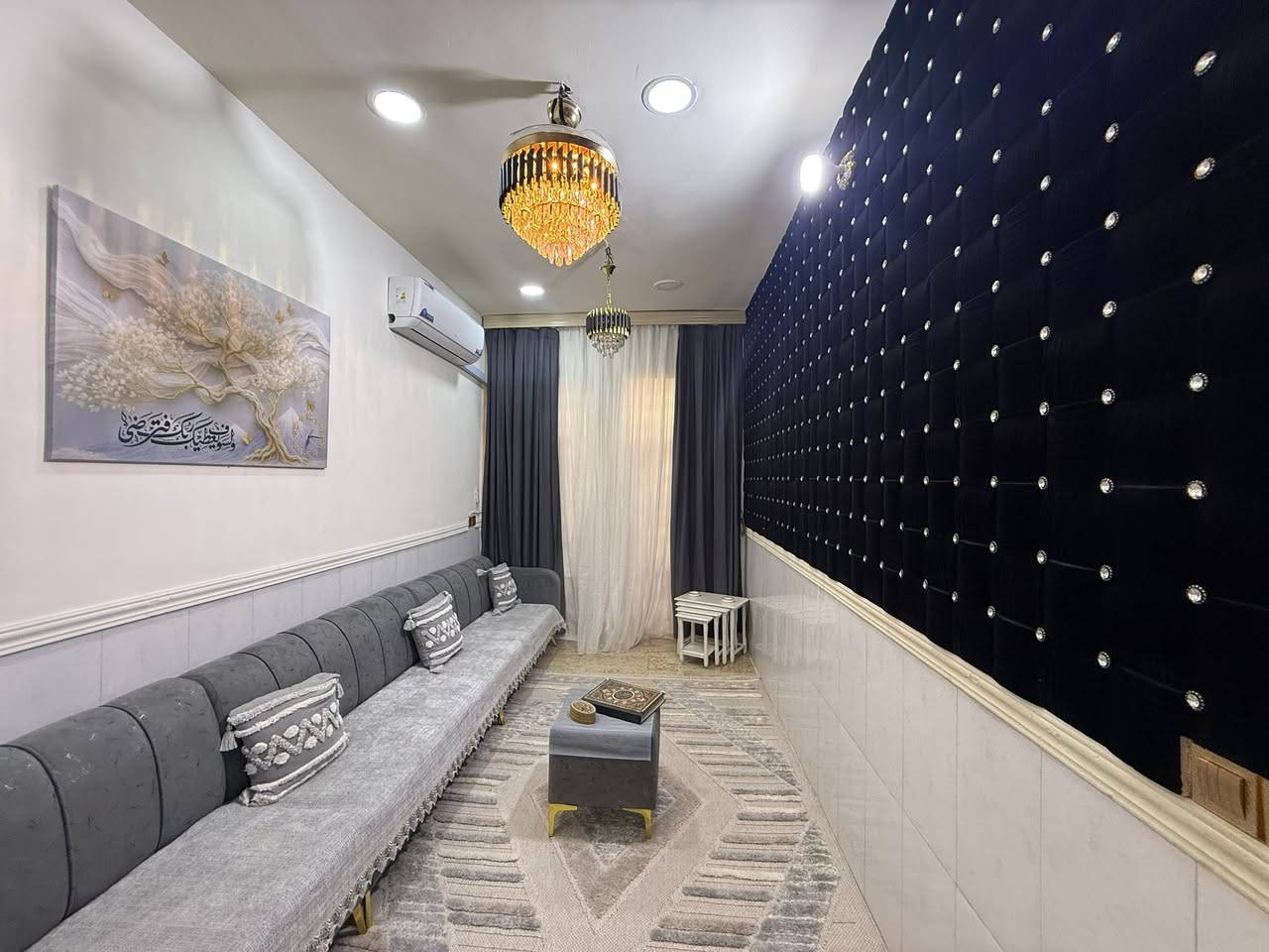 الدار للبيع 🏠 السعر 195 مليون وبي مجال 💵 هو والاثاث 👌يحتوي على ثمان سبالت شغالة البيت مفوووول👌
العنوان الشعب شارع عدن خلف محكمة الشعب 🌹
المساحة 80 م🏠 مدخلين👌
الواجهة 4 م 
النزال 20 م
يحتوي الطابق الارضي على كراج صغير وخدمات خارجية واستقبال ومطبخ معزول ومنور وخدمات وغرفة نوم 
ويحتوي الطابق الثاني على غرفتين نوم وخدمات وبيتونة وسطحين
للاستفسار اكثر يرجى الاتصال على الرقم التالي (متواجد هذا الرقم على الواتس اب والفايبر والماسنجر *********** )
او الاتصال على الرقم الاخر 
***********
او زيارة مكتب تبارك للعقار والمقاولات الكائن في شارع الاسواق المركزية قرب مطعم ميامي
