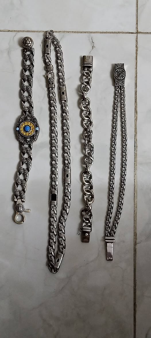السلام عليكم للبيع سوارات وزنجيل استرليني مختوم مكاني بغداد ومتوفر توصيل الاتصال ***********
