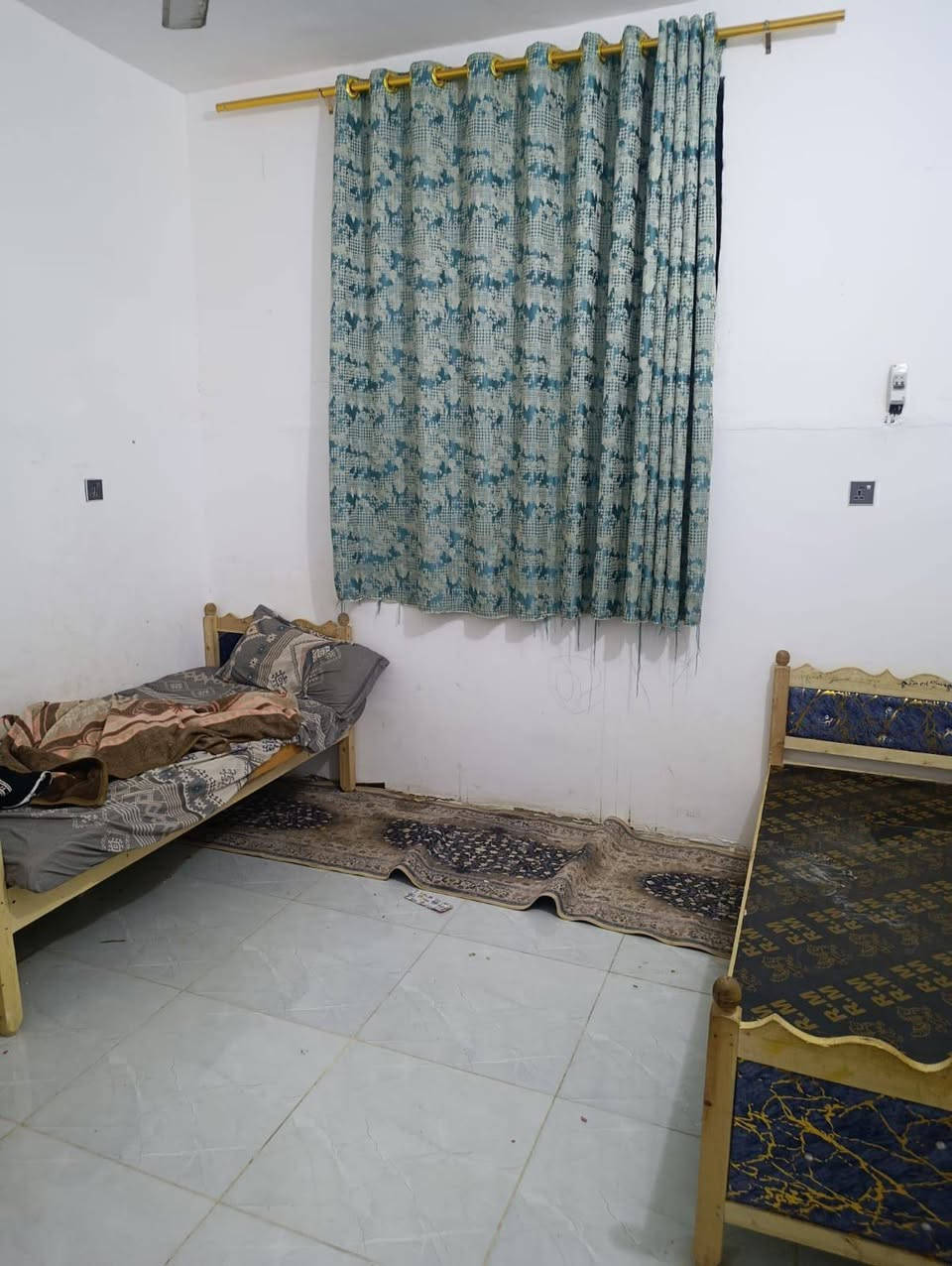 دار للبيع المساحه 120 متر بناء جديد كونكرية يحتوي على غرفتين وصاله وستقبال ومطبخ وصحياة وحمام العنوان حي العسكري الثانيه قرب حسينية ام البنين شارع ٦٠ مرجعة مكتب الكعبي للعقار *********** وتساب اتصال
