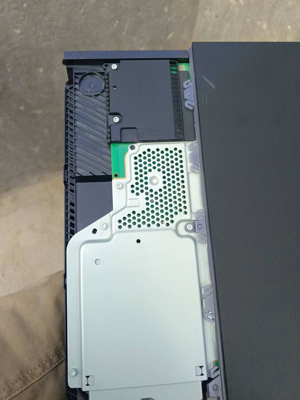 للبيع: بلايستيشن 4 فات (PS4 Fat) نظيف جداً بحالة الزيرو
الحالة: الجهاز لوك استيكر (ما مفتوح ولا مصلح نهائياً).

الملحقات: 

جوستكات اثنين (2) شغالات وبحالة ممتازة.

قرص لعبة فيفا 2020 (FIFA 2020) أصلية.

كرتونة الجهاز الأصلية.

جميع الوايرات والملحقات الكاملة.
سعره 225

المكان: البصرة - التنومة (قرب الجسر الإيطالي).

للتواصل والاتصال: ***********
