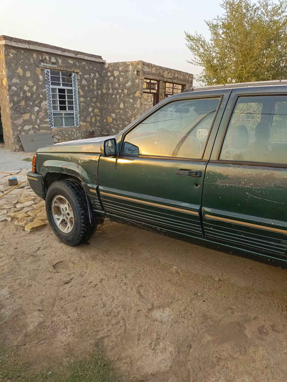 السلام عليكم سيارة جيب شيروكي موديل 1994مداور مكينه بطه تخم تاير عالي برجستون ياباني  ***********
