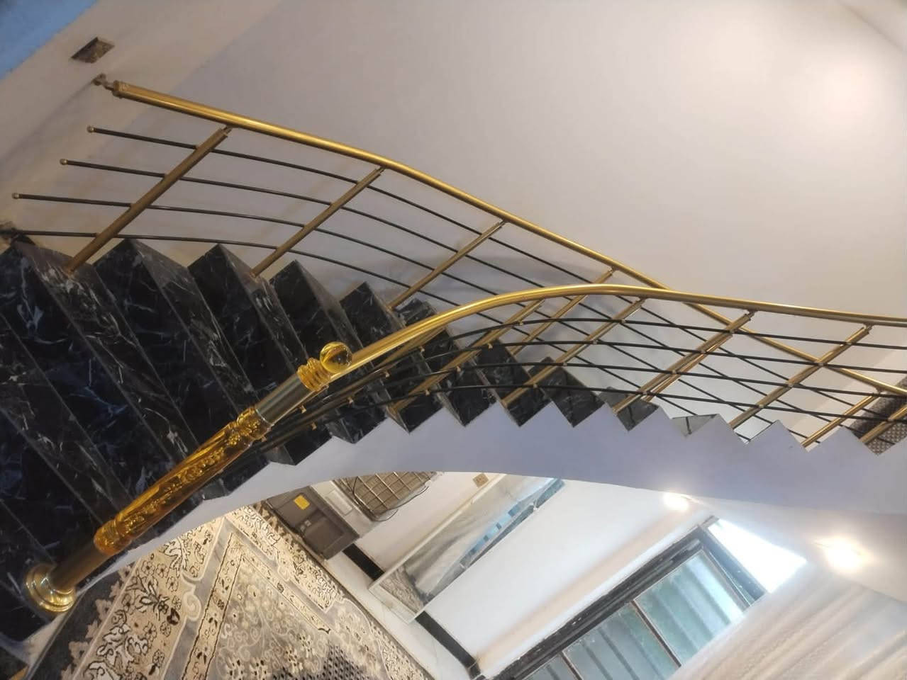 🏡✨ فرصة مميزة للبيع أو المراوس – بيت سكني جاهز للسكن ✨🏡

📍 الموقع: حي الحسين – نهاية شارع (30) مقابل مدارس الصينية.

🔹 المساحة: 150 م².
🔹 بناء حديث ونظيف.
🔹 طابقان صب كونكريت مع بيتونة في الطابق الثالث.
🔹 لا يحتاج أي صيانة أو أعمال إضافية.
🔹 الأثاث كامل داخل البيت ومشمول بالبيع.

📐 تفاصيل البيت:

✅ الطابق الأول:

* غرفة
* براني
* صالة
* مطبخ
* منور
* صحيات داخلية وخارجية

✅ الطابق الثاني:

* غرفتا نوم
* صالة
* صحيات داخلية

✅ الطابق الثالث:

* بيتونة

💰مطلوب (إسكان): حوالي 48 مليون دينار.

📅 القسط الشهري: 438,000 دينار فقط.

📞 للاستفسار والتواصل:
***********
