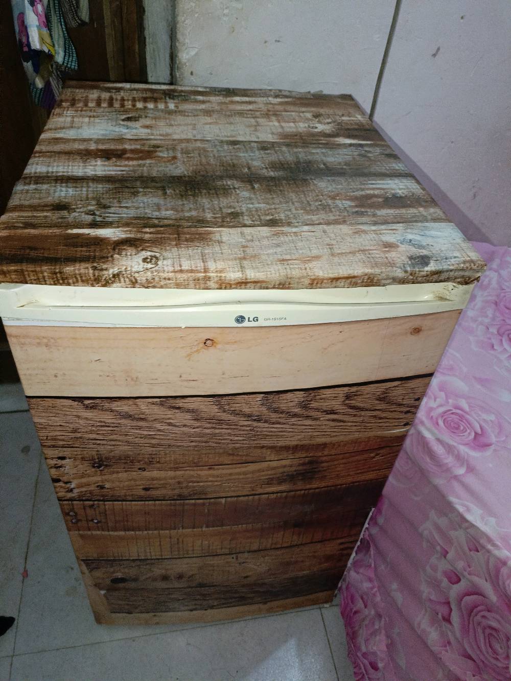 للبيع: ثلاجة صغيرة (ميني بار) ماركة LG
​الماركة والموديل: LG (GR-151SFA).
​الحالة: مستعملة وتبريدها ممتاز جداً، مغلفة بتغليف خشبي أنيق، النظافة الداخلية ممتازة والباب يغلق بإحكام.
​ملاحظة للأمانة: الثلاجة تحتاج فقط تبديل "ثرموستات" (تكلفته بسيطة حدود 15-20 ألف) لأنها من تطفى يموع الثلج.