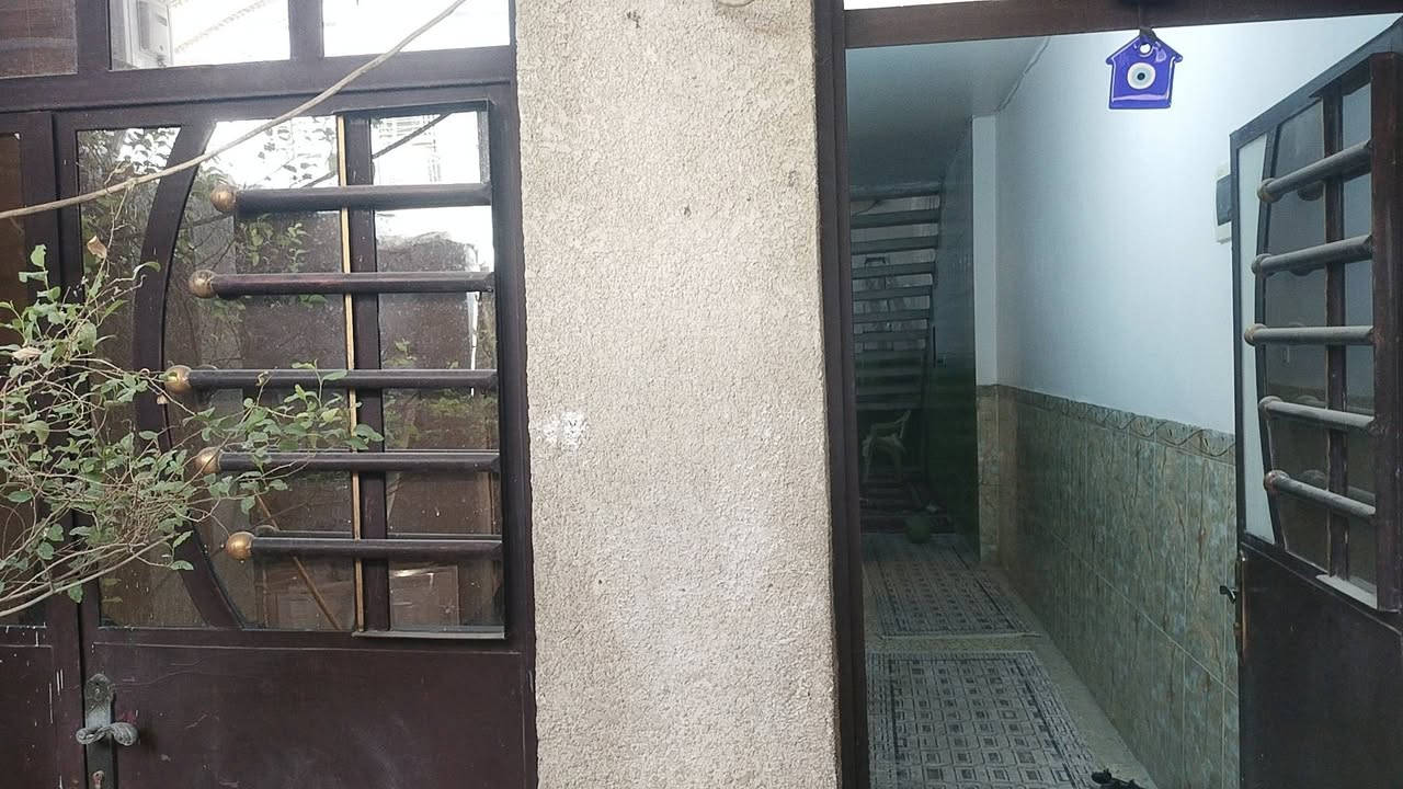 الدار للبيع مساحه 100 متر واجهه 5 نزال 20 قاطين مدخلين 3 غرف نوم السطح شتايكر الصحيات عدد 3 بيت نضيف جدا جاهز للسكن طابو زراعي سند  25 مباشر يتحول باسمك قريب على الشارع العام جدا 50 متر عن الشارع العنوان نهاية الفورتات اول شارع بالزراعي قريب على سوك نهاية الفورتات السعر  140 مليون وبيه مجال @ للاستفسار ***********

