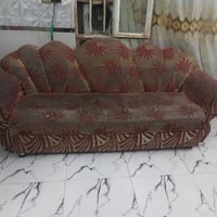 تخم نظيف للبيع اربع كراسي وقنفه وحده السعر 100 الديوانيه حي العسكري  ا...