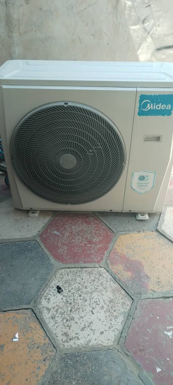 السلام عليكم  سبلت كنتوري ميديا 3طن غاز 410 شغال نقص بواري السعر 450وبي مجال الاستفسار ***********
