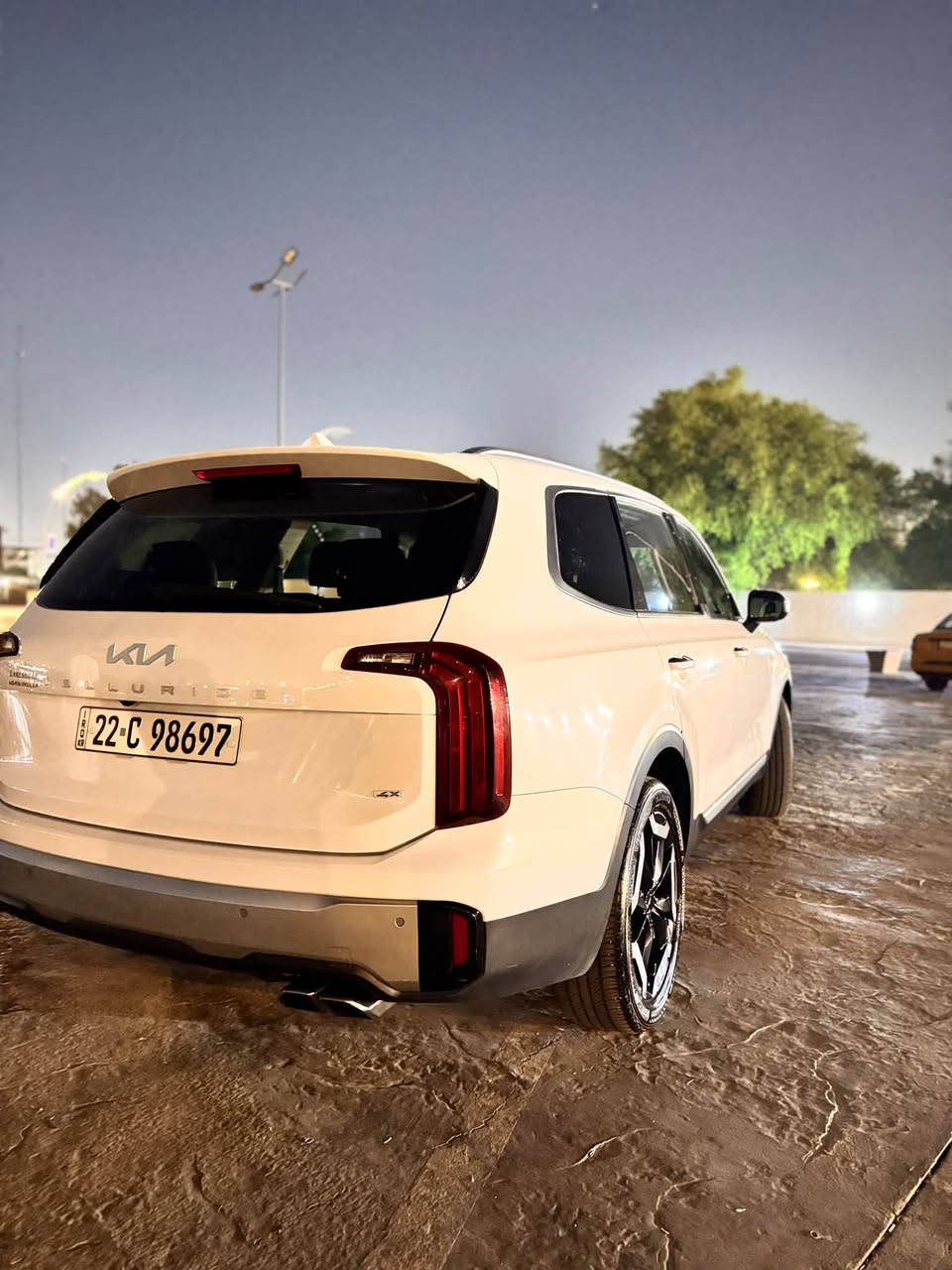 ‏Kia Telluride 2023
وارد أمريكي  – حادث بنيد، بدون ضرر قوي حسب الصور
الفئة: S
المحرك: 3.8 GDI
السلندر : V6
القوة: 291 حصان
القير: أوتوماتيك 8 سرعات
الدفع: AWD دفع رباعي
الممشى: 60,000 كم

⭐ المواصفات:

• حساسات
• إشارات بالمرايا الجانبية
• كاميرا خلفية
• فتحة سقف
• بصمة دخول للأبواب
• نظام ترحيب
• تشغيل عن بُعد
• بصمة تشغيل
• توقف ذاتي عند الخطر
• مانع انزلاق
• Auto Hold
• مساعد نزول المنحدرات
• مساعد صعود المرتفعات
• مساعد تحديد المسار
• مثبت سرعة
• 5 أنماط قيادة
• تايرات ويل كاب + تخم تايرات جديد
• شاشة وسطية كبيرة
• 7 راكب / 3 صفوف
• هاند بريك إلكتروني
• فرش جلد
• كرسي السائق كهربائي
• تدفئة المقاعد الأمامية

حالة السيارة:

السيارة نظيفة جداً، والبنيد فقط مصبوغ.
الجاملغ الأمامي يمين ويسار بيه تعديل بالكارت، وباب السائق بيه بارد بسيط فقط.

📍 الموقع: بغداد – الكاظمية
💰 السعر: 295 ورقة و بيها مجال بسيط .

📞 للاستفسار: ***********
