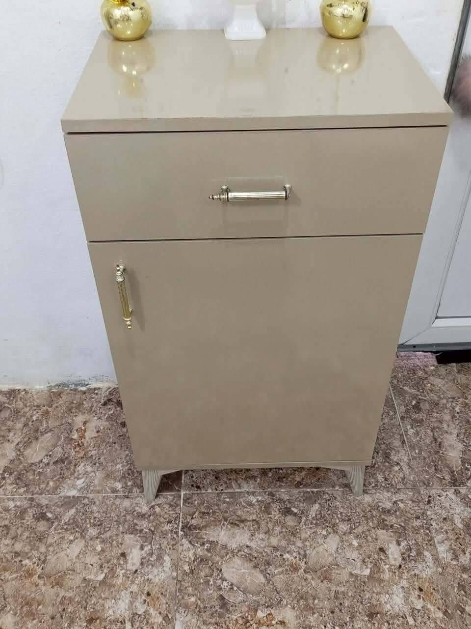 ✨ فخامة وجمال تركي... للبيع بحالة كالجديدة تماماً! ✨
​لكل من يبحث عن الأناقة والترتيب، غرفة نوم تركية راقية للبيع، استخدام خفيف جداً ونظافة ممتازة 100% بدون أي عيوب، تماماً كما موضح بالصور.
​مواصفات الغرفة:
​الخامة والتصميم: تصميم تركي عصري بلون أنيق مع لمسات ذهبية راقية.
​الحالة: مستخدمة شيء قليل جداً، نظيفة ومحافظ عليها بشكل ممتاز.
​المحتويات: كُنتار ستة أبواب، تسريحة (ميز تواليت) مع مرآة، مراية عامودية، وميز إضافي، مع باقي ملحقات الغرفة.
​💰 السعر: 850 ألف دينار
📍 الموقع: محافظة ديالى
📞 للتواصل والاستفسار: يرجى المراسلة على الخاص أو الاتصال على الرقم: [*********** ]
