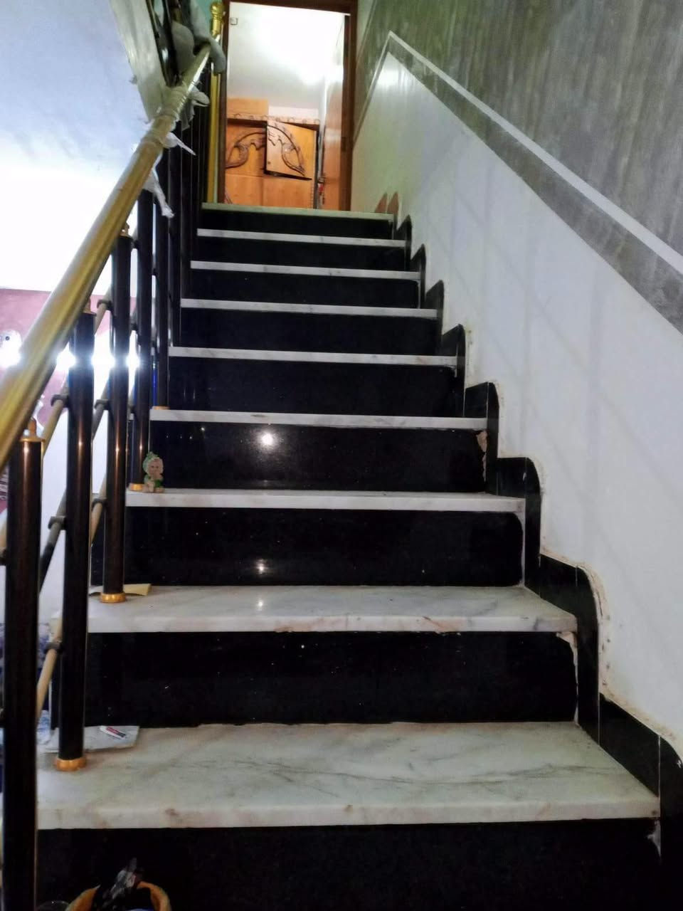 للبيع 🏠 بيت 75 متر ركن/
واجهه 10 نزال 7.5 
📍مربع 3000 حي الربيع 
قرب شارع 20 التجاري 
يحتوي على ثلاث غرف نوم 
استقبال زائد صاله ومطبخ وصحيات 
البيت كلنقص ما بيه بناء درجه اولى 
وبسعر مناسب 
 ☎️***********

