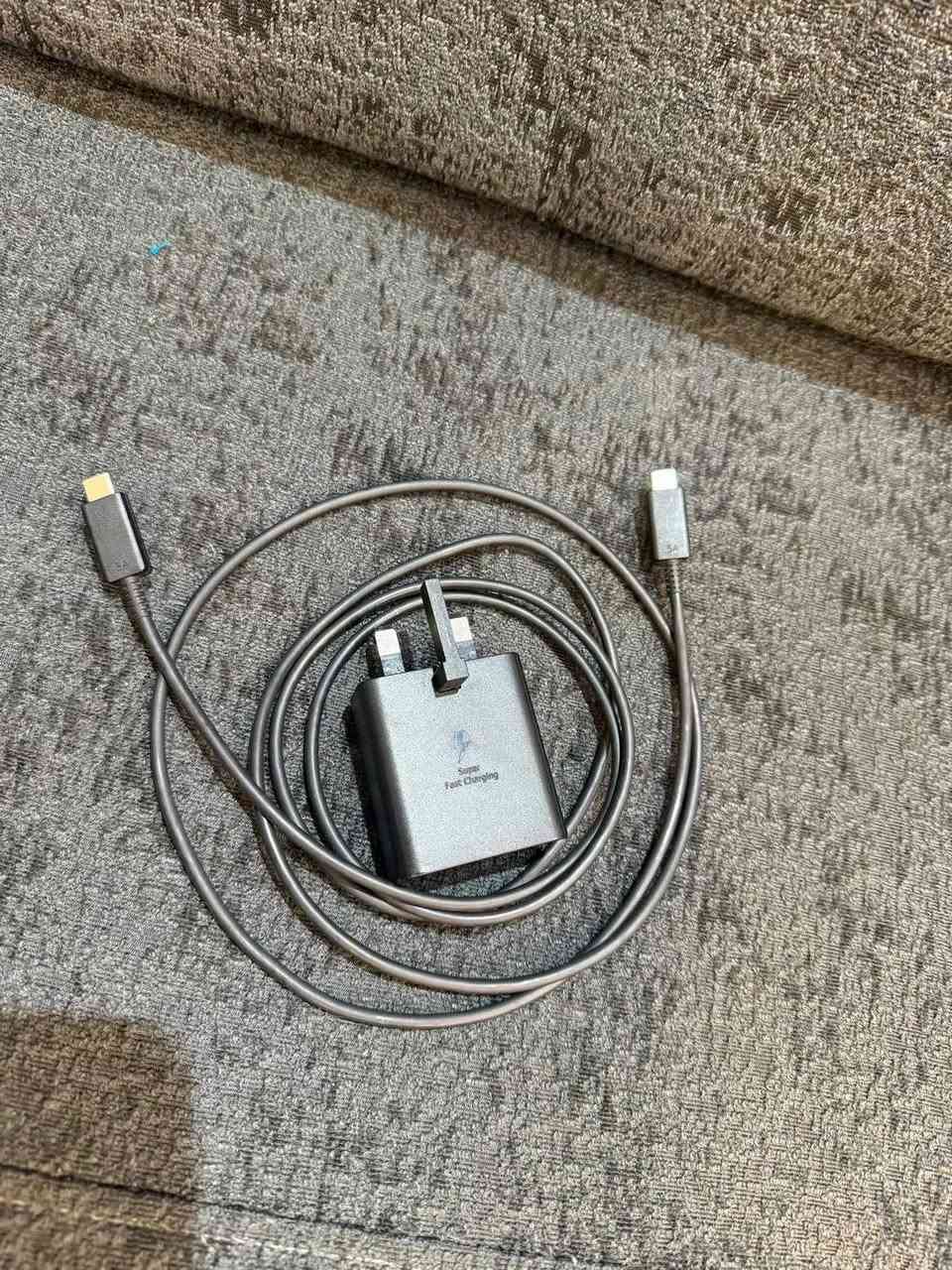 سلام عليكم شاحنة SAMSUNG اصلي وكالة سرعة شحن 45W
 طول كيبل 2 متر  سعر 35 الف للستفسار ***********
