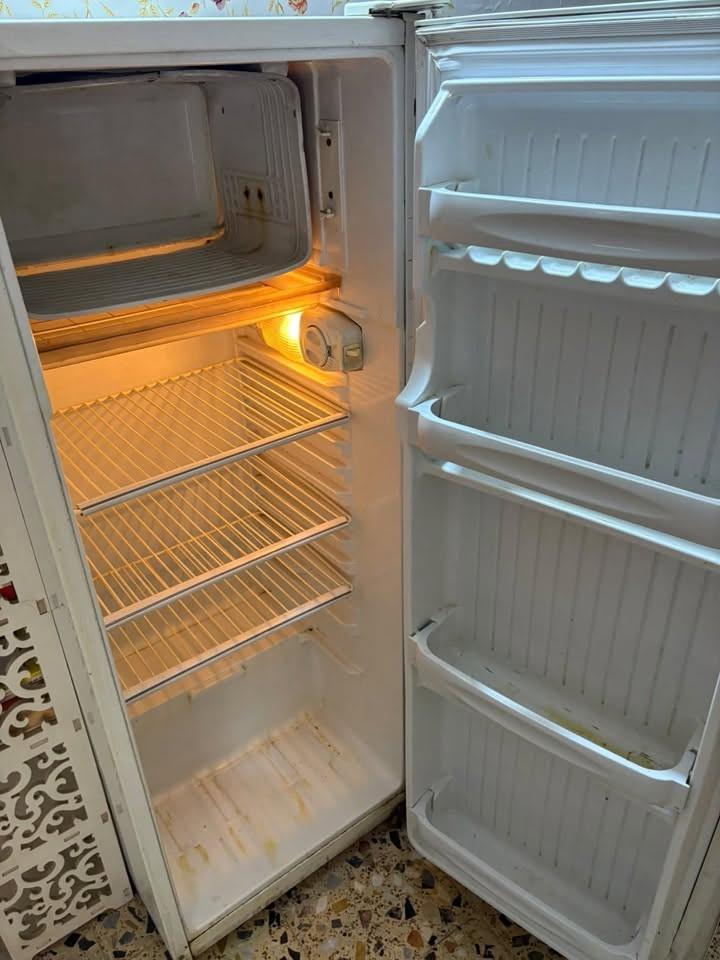 ثلاجه للبيع تشتغل وطني ومولد تبريد مالتهه ثلج رايديهه ب ١٠٠ وبيهه مجال
وشاشه بغلافهه فقط صوره مالتهه ربعه مايطلع بسبب وكعة 
رايدهه ب ٥٠ وبيهه مجال 
للاستفسار تواصل عبر الرقم ***********￼

عنوان حلة- مجاور مجمع القرية مول
