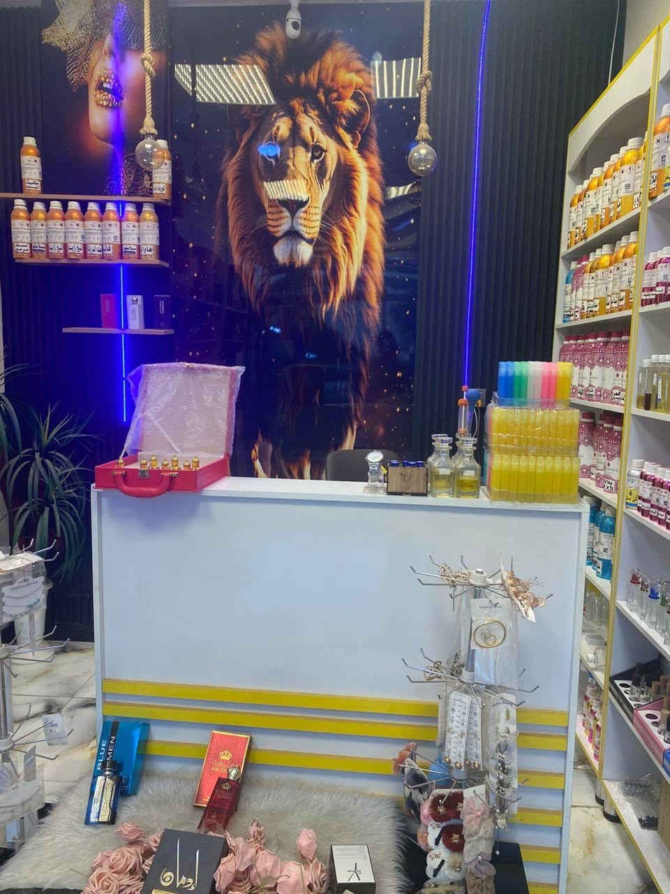 سلام عليكم

محل للبيع
كوزمتك وعطور
كامل مكمل
مواد تجميل
مواد تنضيف
مواد شعر
مواد جسم عام
عطور فرنسي
عطور انكليزي 
48 علبه عطر فرنسي وانكليزي 
مع شيش 50 مل و30 مل
شامبوات بانواعها 
جميع احتياجات الكوزمتك متوفر

عنوان : الكفائات قريب اسواق جكليته او مدراس بغداد

للاستفسار: ***********
