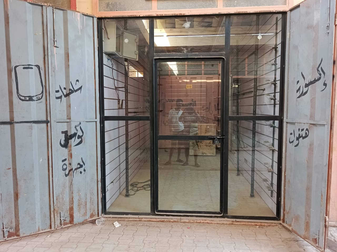 سلام عليكم
عندي جامغانه  
وديكور ملابس 
بسوك جديد 
 البيع
رقم ***********
