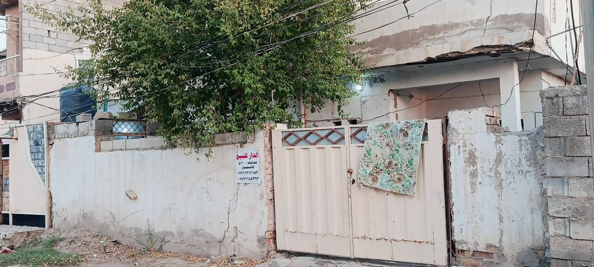 السلام عليكم ورحمة الله 
داران للبيع الاول ركن مساحته 200م يحتوي الطابق الارضي على غرفة نوم+هول +استقبال+مطبخ +صحيات ويحتوي الطابق الاول على 4 غرف نوم+صحيات @
الدار الثاني مساحته 200م يحتوي الطابق الارضي على استقبال+هول+ غرفة نوم +صالة معيشة +مطبخ +صحيات+
يحتوي الطابق الاول على غرف نوم عدد 2.
الموقع /بعقوبة حي اليرموك الثالثة  المربع الاخير يبعد مسافة 80متر عن شارع الرازي السايدين الجديد.للاستفسار 
***********
*********** واتساب
