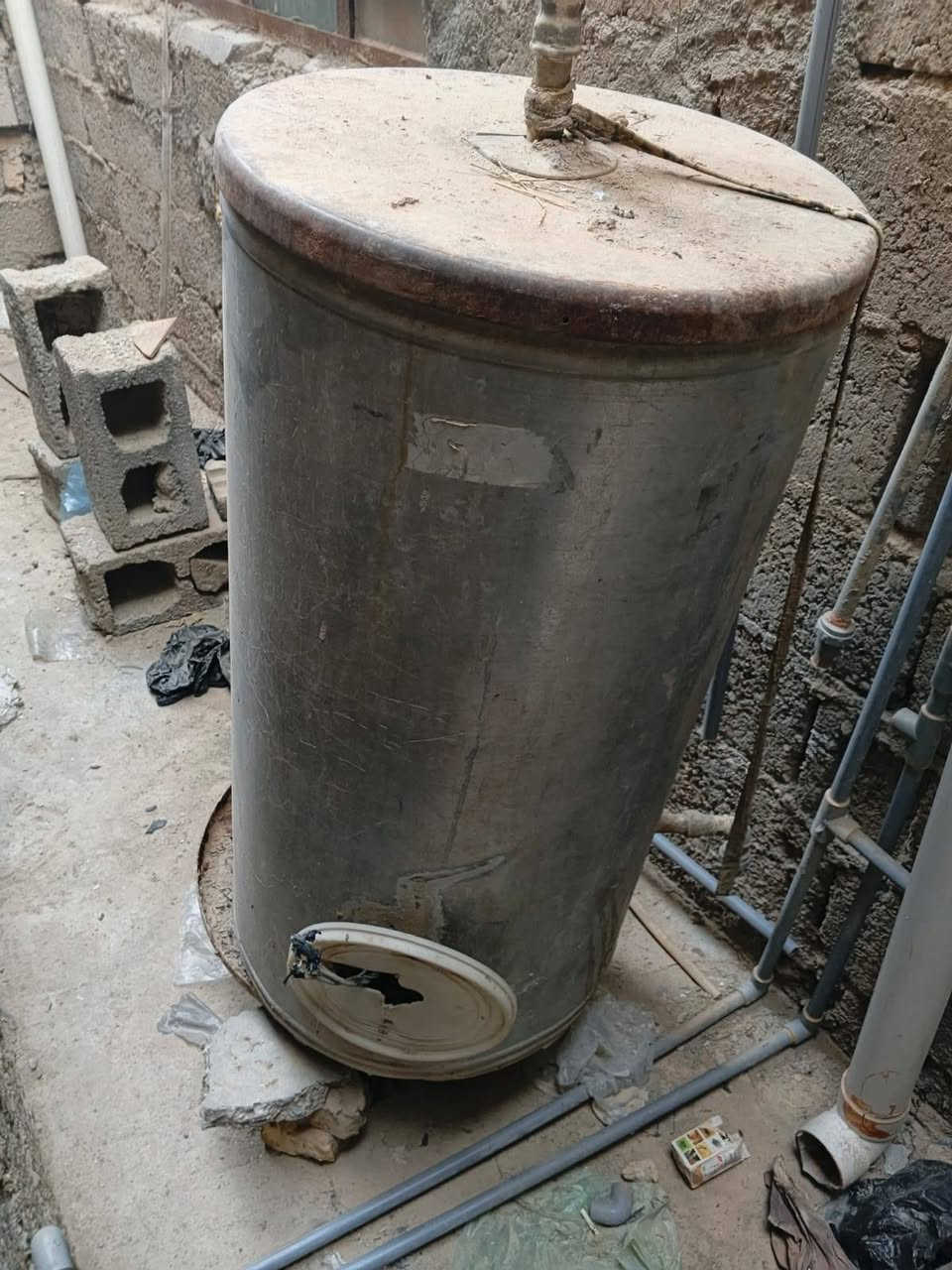 السلام عليكم كيزر اصلي خارج المليوم وداخل مغلون اصلي ما يزنجر حجم كبير 180لتر
تانكي ماء الف لتر مثقوب  وملحوم يعني نص عمر مع مطور ماء نحاس اصلي
قيم واخذ
