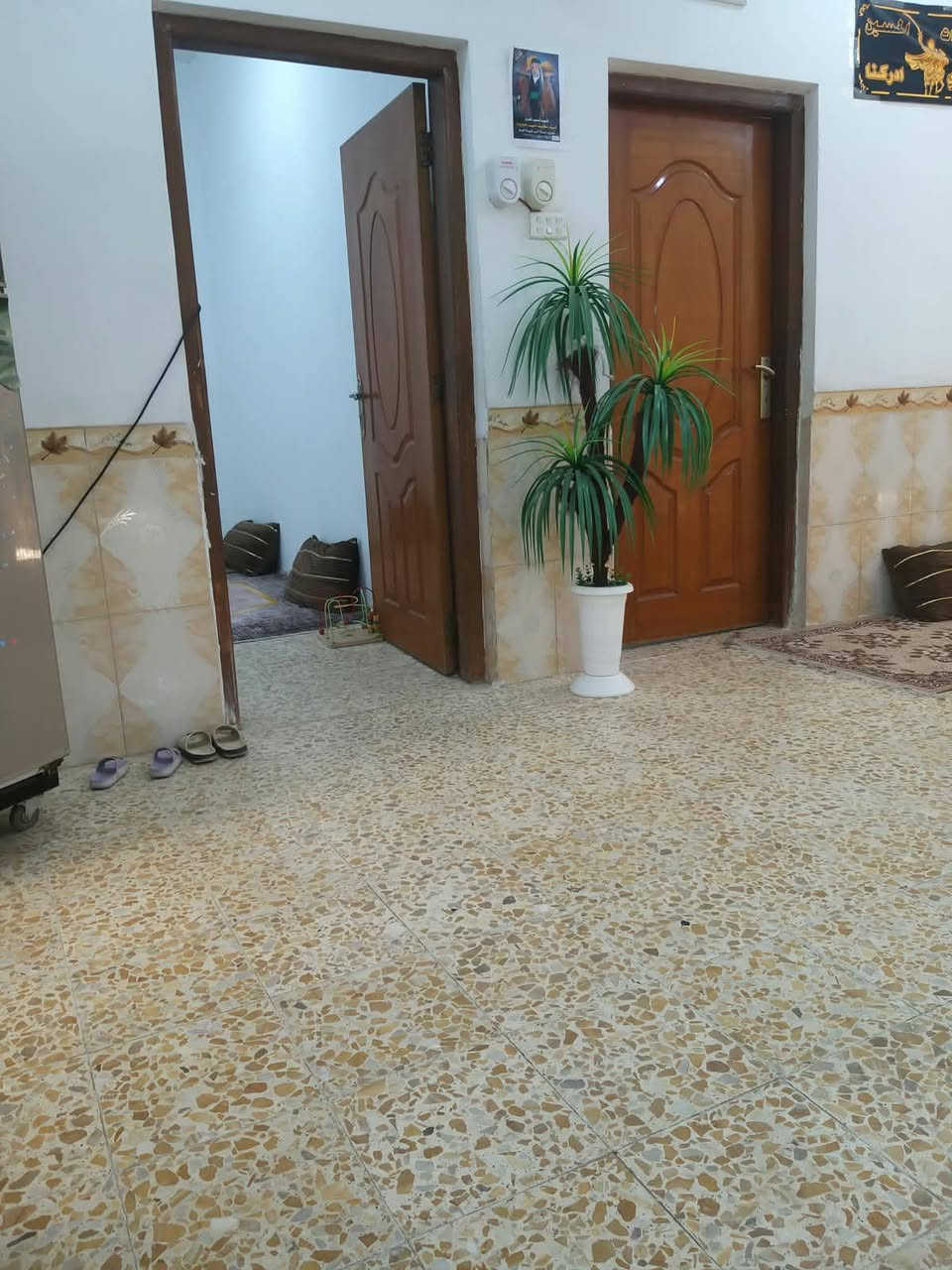 سلام عليكم اخوان متوفر دار سكن للبيع منطقة ال جايد زراعي خلف الخشابه مساحة ١٣٥م الواجهه ١٠م والباقي نزال. غرفتين وصاله ومطبخ وبراني.وصحيات  بناء  مسلح  جاهز للسكن. السعر ٥٥ وبي مجال استفسار اكثر اتصال*********** أو واتساب
