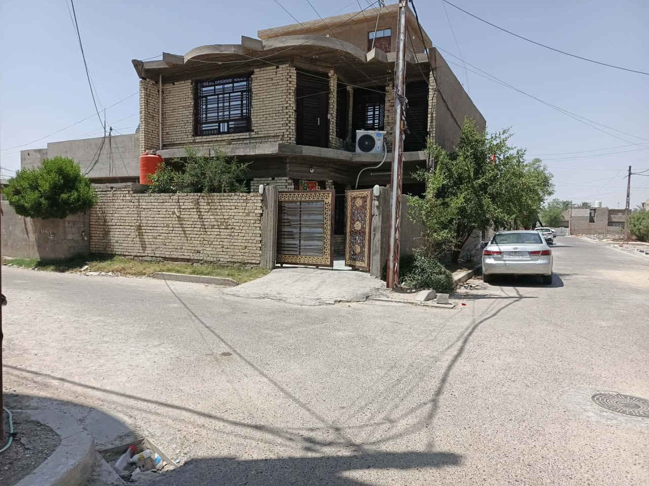 بيت المحموديه حي ١٦ قرب سكلة أبو علي  لبيت ركن عله شارعين  مجاري خدمات تبليط بناء حديث ٢٠٢٣ البيت قاطين مساحه ١٥٠ متر يحتوي على إستقبال وصاله كبيره ومطبخ حار وبار وغرفة نوم ومجمع صحيات عدد ٢ ومناور ٢ ولقاط لثاني ٣ غرف نوم ومجمع صحيات وكراج سياره لبيت مطلوب اسكان ١٠ ملايين لسعر لكلي ١٤٥ مع لآسكان ***********
