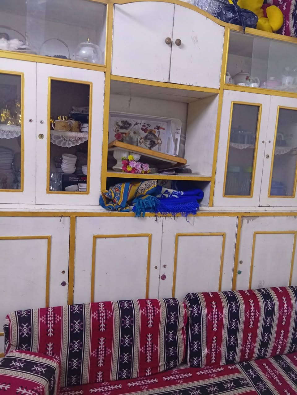 اغراض للبيع بوفية +معرض + مبردة 
بوفية طول مترين ونص وارتفاع متر ونص سعرها 75 
المعرض طول مترين وعرض مترين السعر 75
مبردة حديد ليفها جديد سعرها 75
المكان ميسان حي العامل 
الرقم ***********
التواصل على الرقم عمارة, ميسان
