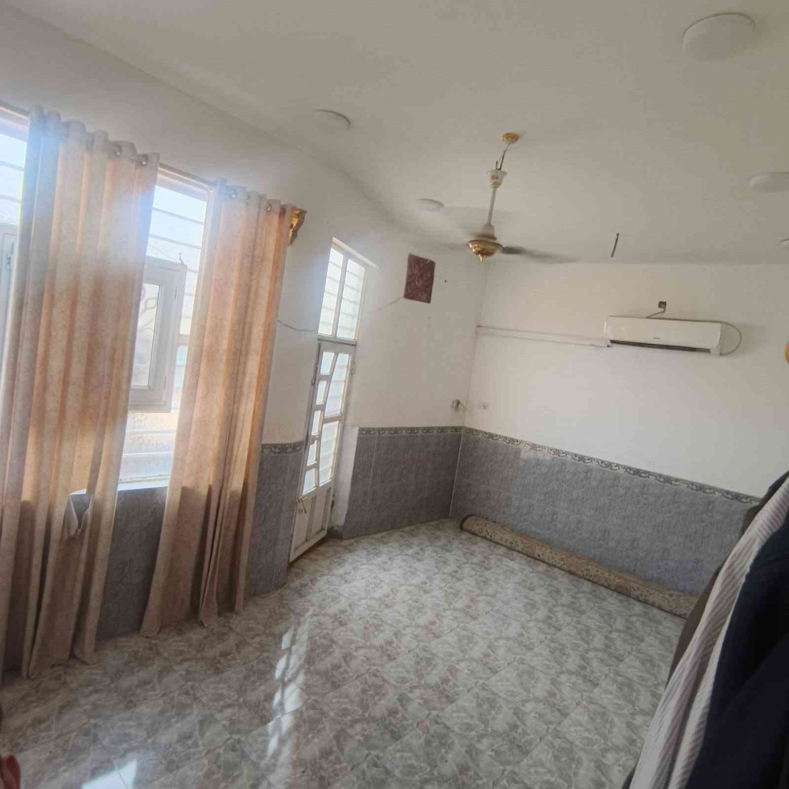 دار للبيع مساحة 100متر10x10  الطابق الارضي يتكون من استقبال 6x4  مطبخ3x4
صاله 6x4 مجمع صحيات داخلي  وحمام +تواليت خارجي

الطابق العلوي يتكون من صاله 6x4  مع حمام +تواليت مع مخزن كبير مع غرفتين غير مكتمليتين البناء 
ملاحظة..البيت الاساس كونكيت مع السقف وجدران  بورك +سيراميك والأرضية بروسلين
العنوان كوفه شارع المعمل مقابل مدرسه السفير شارع 10متر 
السعر 50مليون الاستفسار ***********

