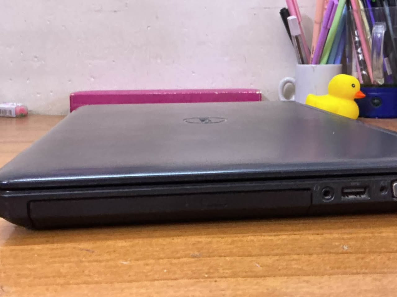 💻 لابتوب ديل للبيع (Dell Latitude E5440)
السعر : ١٢٥ الف قفل 
يرادله بطاريه جديده وبس ولهذا مخفض سعره هلكد
واتس ***********
لابتوب بحالة ممتازة وسلم  وجاهز للاستخدام، مناسب جداً للعمل، الدراسة، التصفح، والمهام اليومية.
📋 المواصفات الفنية:
 الموديل: Dell Latitude E5440
 المعالج (CPU): Intel Core i7-4600U (بسرعة تصل إلى 2.70GHz)
 الذاكرة العشوائية (RAM): 8 جيجابايت (DDR3)
 كارت الشاشة (GPU):
 كارت منفصل: NVIDIA GeForce GT 720M بسعة 2GB
 كارت مدمج: Intel HD Graphics Family
 مساحة التخزين: هارد سريع SSD بسعة حوالي 300 جيجابايت (يوفر سرعة عالية في التشغيل والفتح)
 نظام التشغيل: Windows (نظام 64-bit)
الجهاز يعمل بسلاسة وسرعة بفضل هارد الـ SSD ومعالج i7.
ارت الشاشة المنفصل يوفر أداءً جيداً للبرامج الهندسية الخفيفة والفوتوشوب والألعاب الخفيفة.
