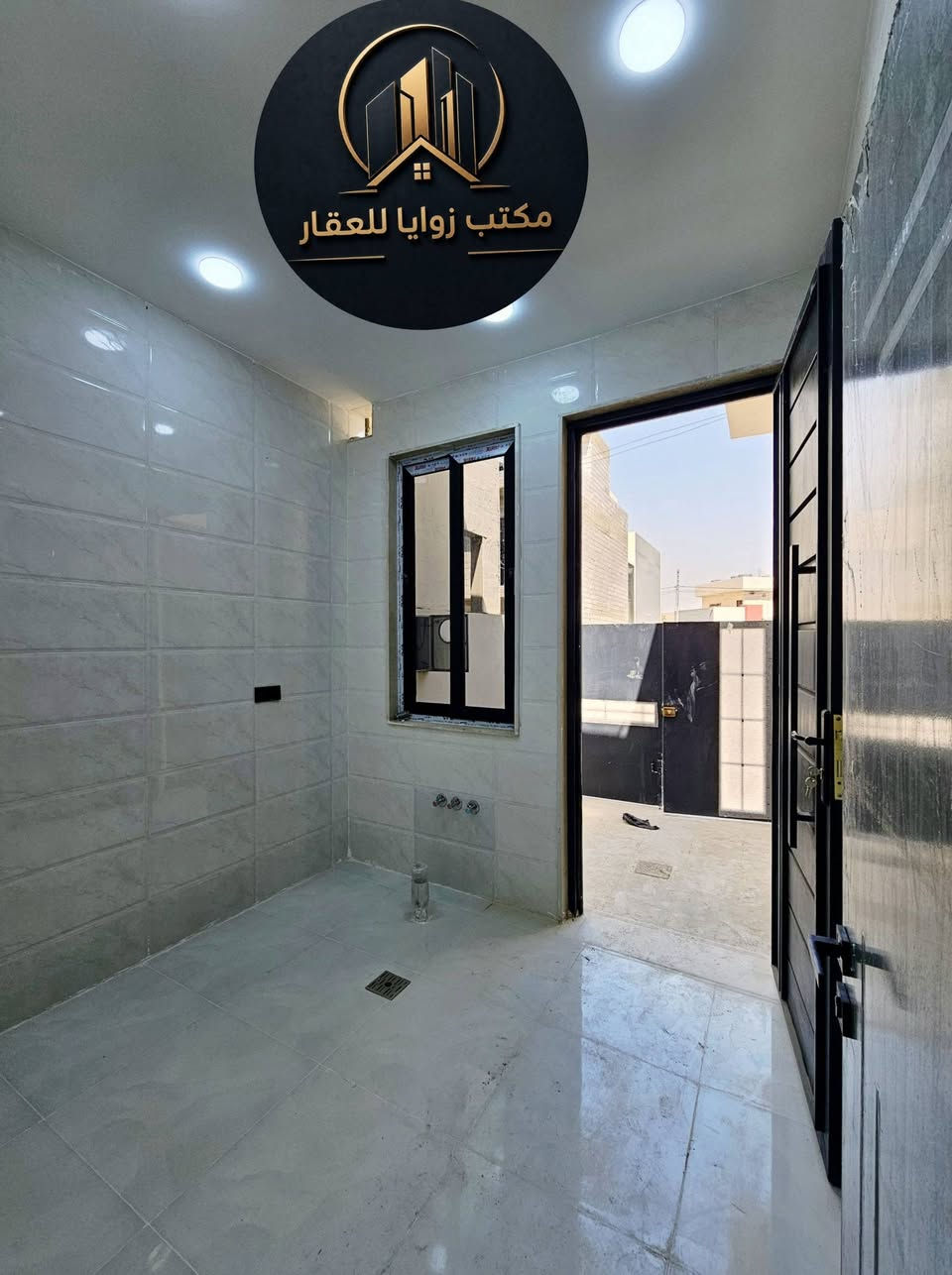 🛑 عروض مكتب زوايا للعقار . 🏢

🛑 دار للبيع في مزارع زيونه المقابله لحي الفلاح الثانيه في الفرع 
      المقابل لمولدة مزارع زيونه .

🛑 مساحة الدار ( 100 ) متر طابق واحد بناء حديث زيرو .

🛑 مساحة الواجهه ( 6.65 ) متر .

🛑 خدمات متوفره بالكامل  ماء /  كهرباء /  تبليط  .

🛑 اتجاه الدار شمال  .

🛑 سند الدار بستان زراعي ملك صرف .

🛑 الدار يتكون من :
      كراج + استقبال + هول داخلي غرفة نوم عدد ( 1 ) + مطبخ + 
      صحيات داخل الدار و خارجه + مناور اناره .

🛑 للاستفسار عن السعر وباقي التفاصيل اكثر الاتصال على الأرقام 
      التاليه او مراجعة المكتب في مزارع زيونه :
     
      ***********        /        ***********

🛑 اضغط على زر المتابعه ليصلك كل ما هو جديد من عروضنا .

🔴 عنوان المكتب الموصل / مزارع زيونه المقابله لحي الفلاح الثانيه 
      قرب كافتريا R 2 .

🛑 نستقبل كافة عروضكم التجاريه والسكنيه والزراعيه والجمعيات .

نص مكتوب في الصور:
- مكتب زوايا للعقار