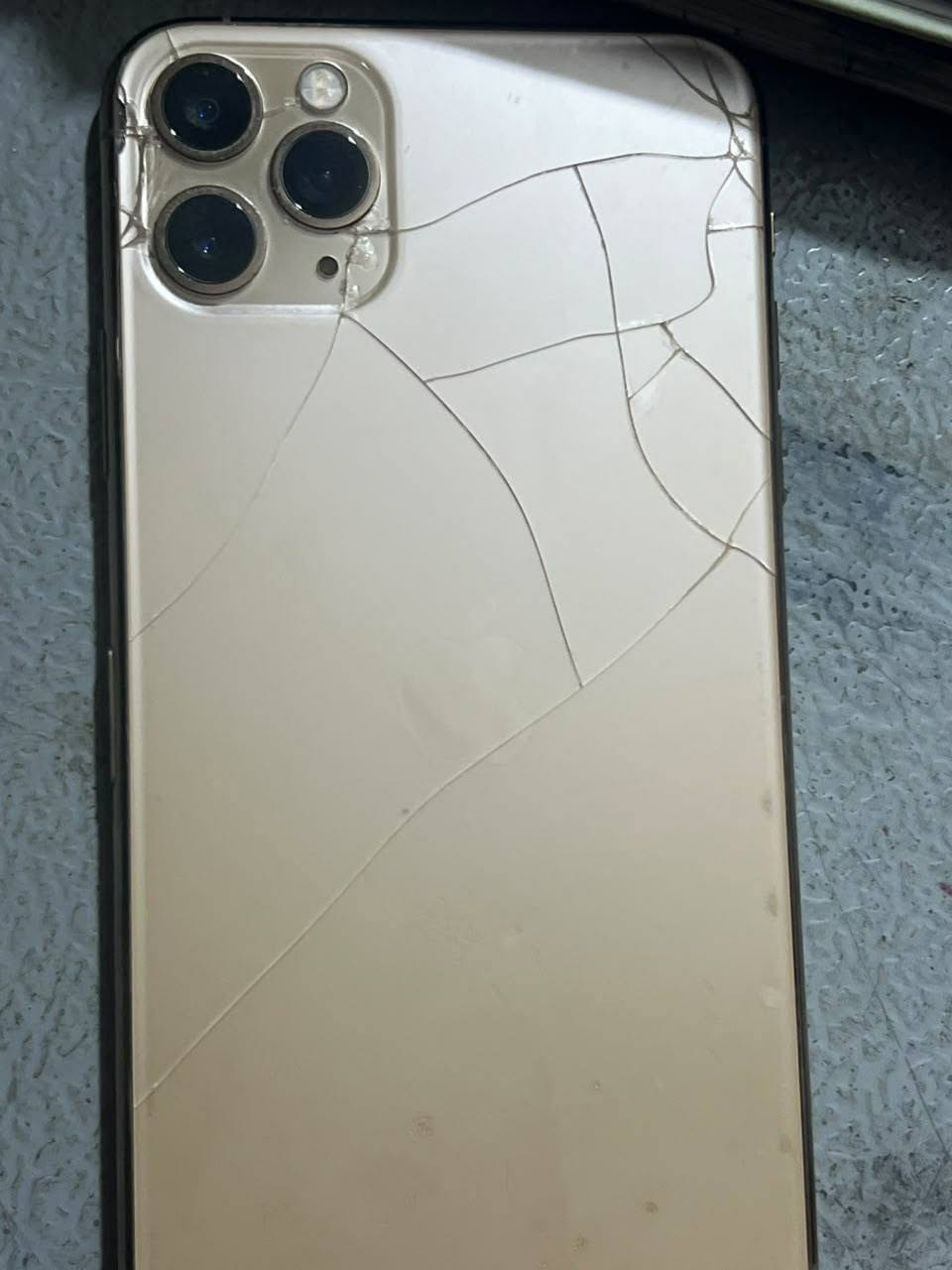 ايفون 11 برو ماكس مبدل شاشه وبطاريه
بطاريته 100 
ضهره مثل ماموضح بصوره ما مئثر عل جهاز 
السعر 200قفل لل تواصل 
***********
