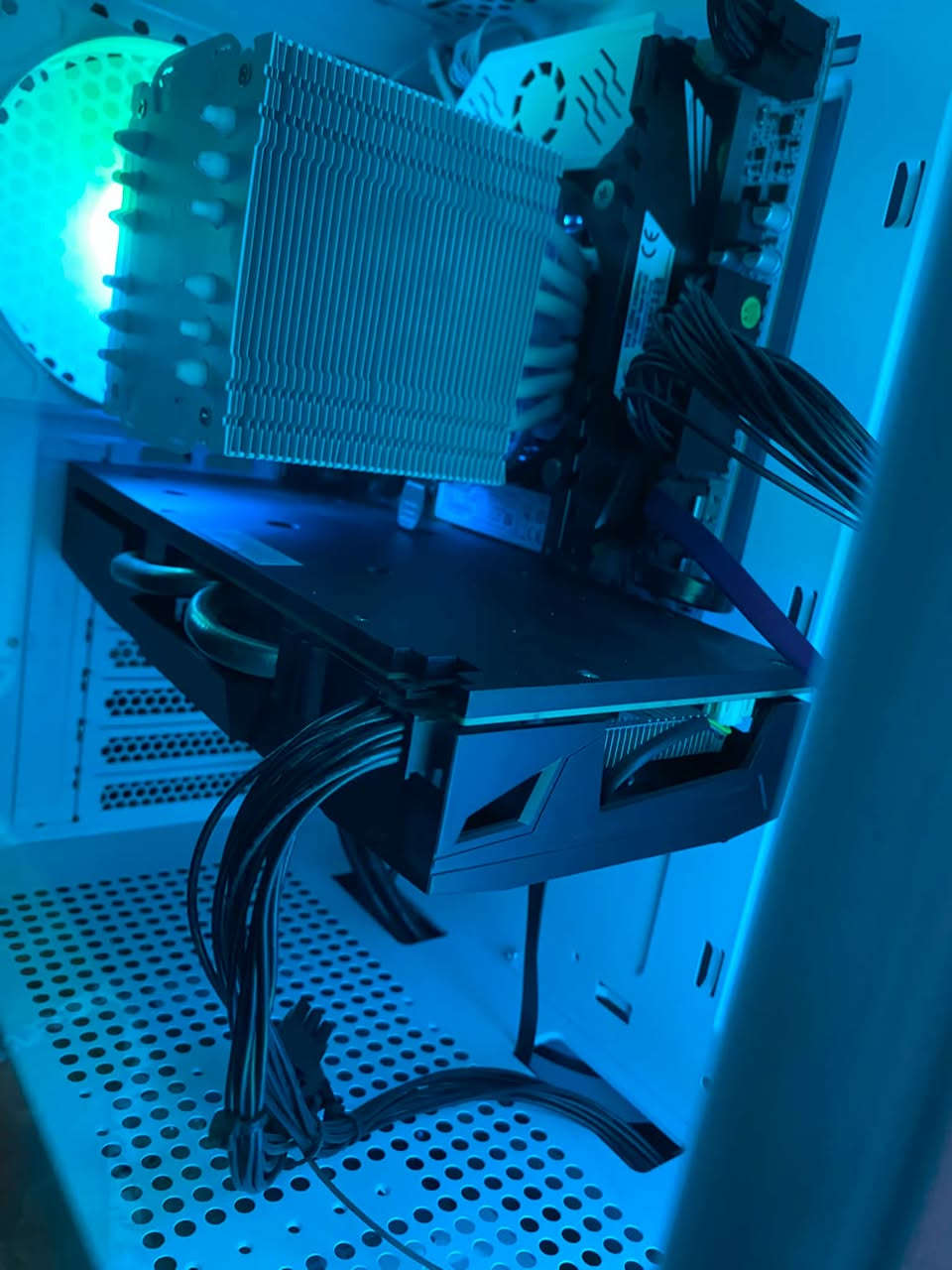 Xzeon E5 2680 v4 المعالج
————————
Rx 580 8g كارت
———————-
‎رام 16 ddr4 2666hz
———————- 
‎لوحه x99 
———————-
‎هاردات
Ssd : 256G 
M.2 sata : 256G
Ssd : 480G
—————————-
Power : 550W
واتساب : ***********
