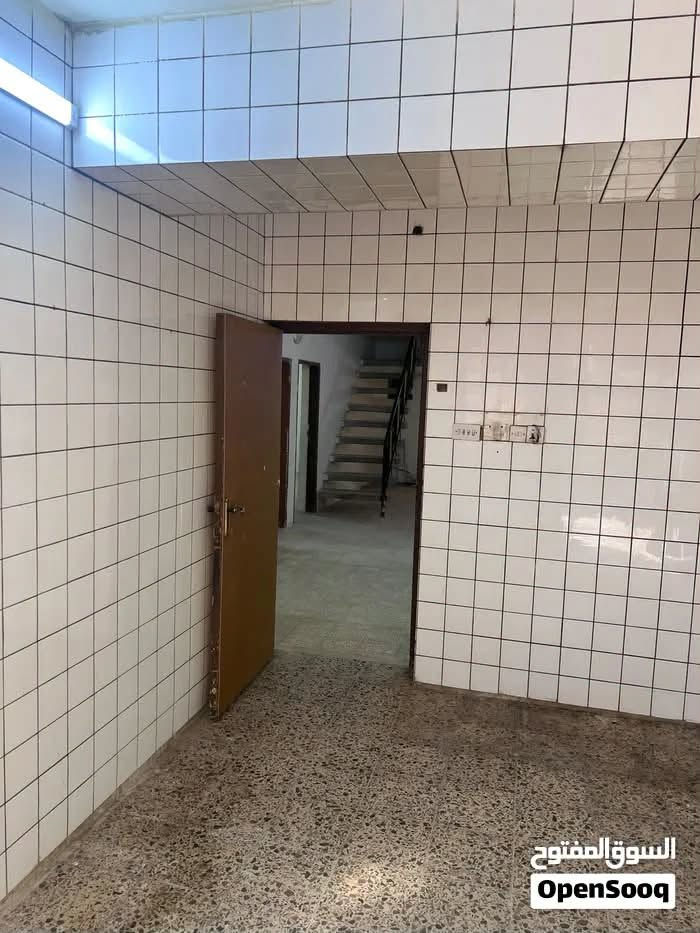 بيت كلاسك طابق ارضي معزول للايجار في يرموك حي نفط مساحه عقار ١٧٠ متر يحتوي على
غرفتين نوم

صاله

مطبخ

صحيات

منور + كراج سياره

سعر الايجار ٨٠٠ الف عوائل للاستفسار ***********

نص مكتوب في الصور:
- السوق المفتوح OpenSooq