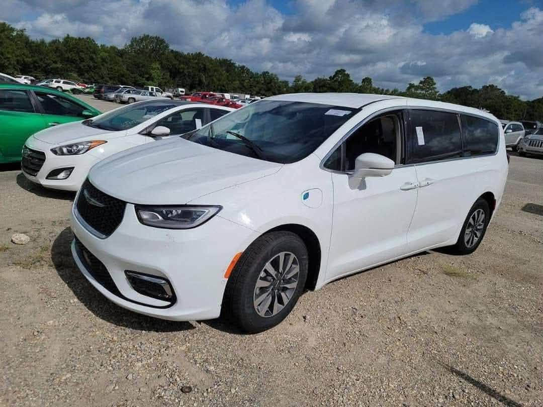🚘 للبيع Chrysler Pacifica Hybrid موديل 2022 فول مواصفات
• الموديل: 2022
 • المحرك: هايبرد (بنزين + كهرباء) V6 سعة 3.6 لتر + محركين كهربائية
 • القوة: 260 حصان
 • ناقل حركة: أوتوماتيك (e-CVT)
 • الدفع: أمامي FWD
 • الممشى: 94 كم فقط (جديدة كلش)
 • اللون: أبيض لؤلؤي

✅ المواصفات:
 • داخلية جلد فخم بلون أنيق
 • مقاعد كهربائية مع تبريد وتدفئة
 • نظام ترفيه خلفي مع شاشات
 • شاشة وسطية لمس + نظام ملاحة
 • كاميرات محيطية 360°
 • مثبت سرعة ذكي + تحذير مغادرة المسار + رادار مانع تصادم
 • تشغيل بصمة + دخول ذكي
 • USB + بلوتوث + Apple CarPlay / Android Auto
 • إضاءات LED أمامية وخلفية
 • رنجات كروم أصلية

⸻

📌 السيارة فول مواصفات وكالة، ماشية 94 كم فقط، صافية وما ناقصها شي.
📌 هايبرد اقتصادية (بنزين + كهرباء)، تمشي كهرباء بحدود 50 كم والمجموع يوصل أكثر من 500 كم
ملاحضة السيارة وارد امريكي بدون ايرباك بيها جاملغ خلفي فقط صبغ مكاني الدورة *********** السعر 245 وبية مجال
