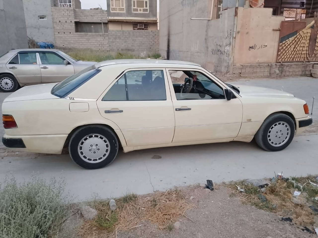 السلام عليكم اخوان مارسدس دب موديل 92 رقم بغداد انكليزي شرط التحويل هزة جديدة سنوية لل31 جدية سيارة خير من الله مال جناي كهربائيات شغالة منضومة زنون قواعد دبل سليمة كير مكينة بطه خير من الله السيارة صورة بعدهة جديدة اي نقص مابيهة للبيع السعر 45اوبيهة مجال للطيبين العنوان ديالى بلدروز للاستفسار الاتصال او المراسلة على هاذا الرقم *********** متواجد واتساب واتصال فقط
