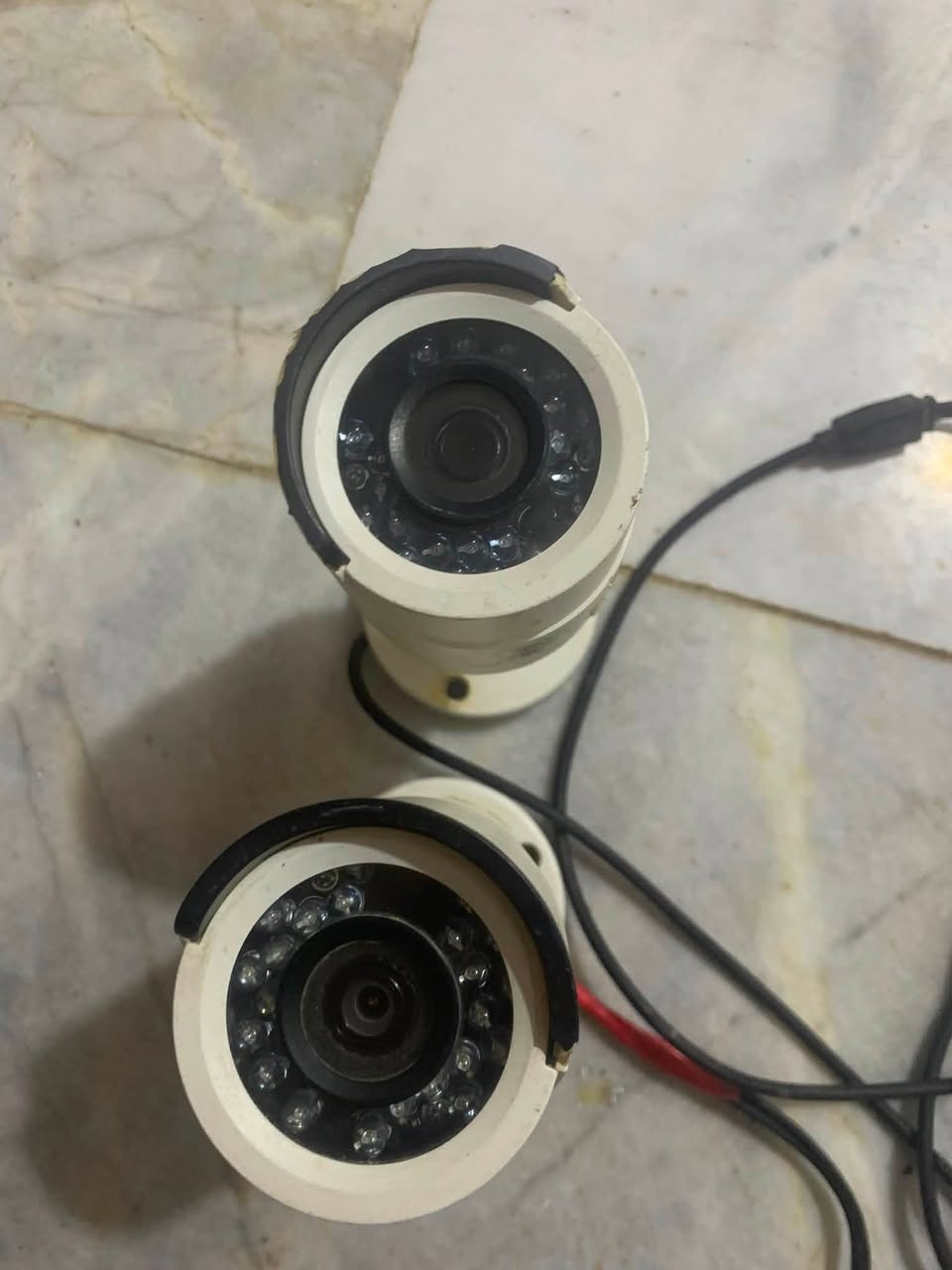 سلام عليكم كامرات للبيع عدد 4 نوع هيكفيجن
مع DVR وياهن جهاز دي في ار وياهن وياراتهن ماعليك بس جيب وشد اصليات شرط وشرط شغل لاتصال ***********
