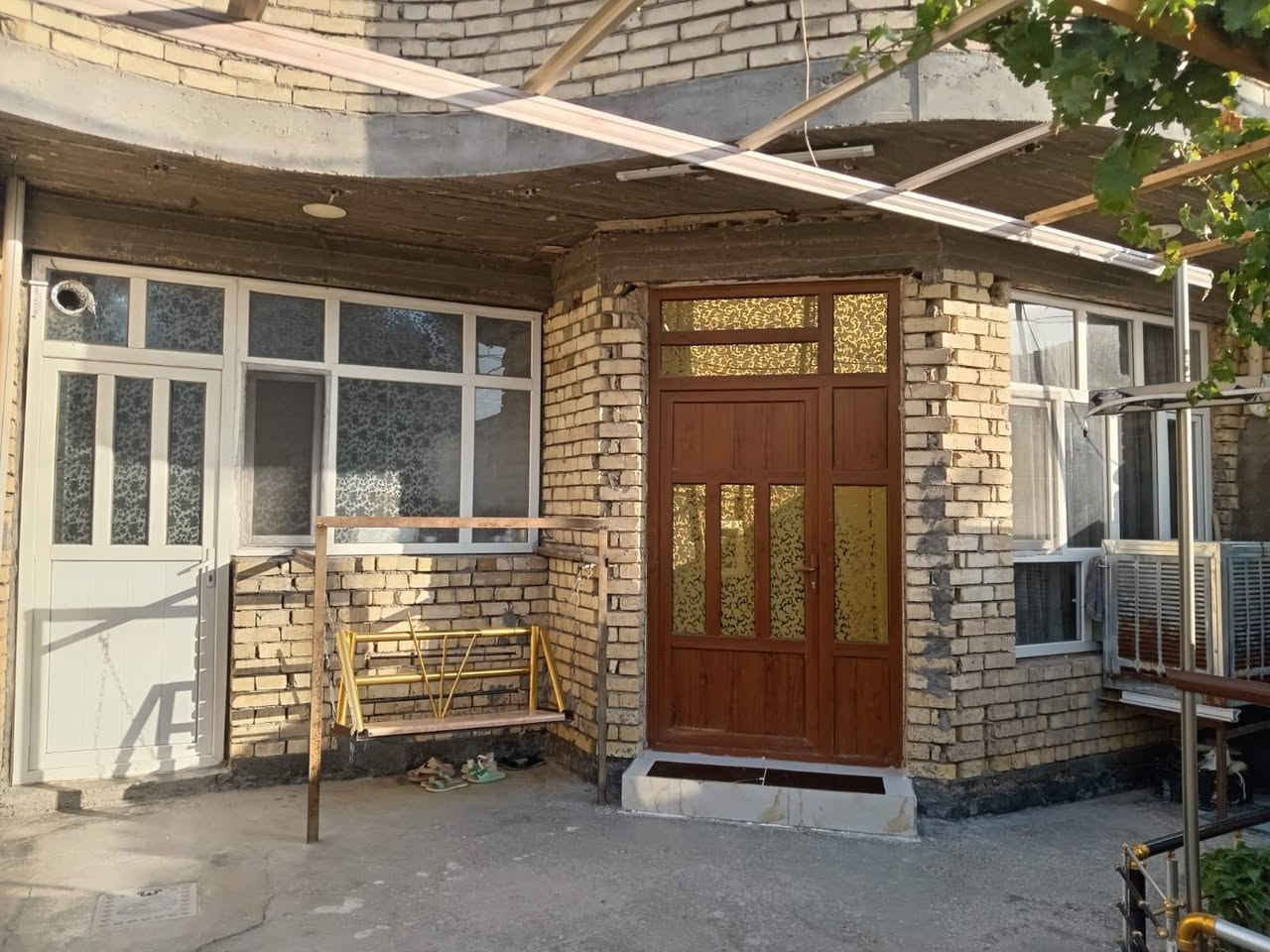 دار للبيع  طابق ونص في منطقه حي الصديق طابو صرف بأسمي قرب شارع المطار بضهر جامع الحليم الي على شارع المطار رقم العقار ١٠٣١ مساحه ١٥٠ متر ٧ونص في ٢٠ يحتوي الطابق الأرضي على گراج كبير استقبال ٦ونص في ٤ مطبخ ٣في٤ ونص حولي درج  ٦في٥ غرفه ٥ في ٤ وصحيات خارجيه وداخليه
حمام ١٧٥  في ٢٧٥  منور ١٧٥ في ٤ الطابق الثاني غرفه نوم ٥ في ٤ بيتونه كبيره  وحمام سقفهن سندويج واكو غرفه اضافيه للأطفال سندويج بنل للاستفسار أكثر *********** واتساب
***********كورك
