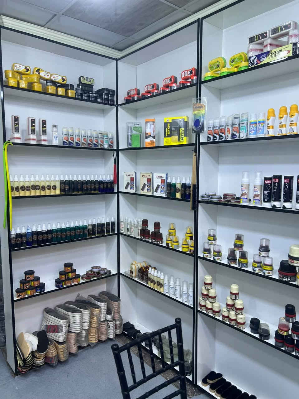٨رفوف البيع مستعجل على بيعتهن ***********وتسابصالهن شهر زلغ مابيهن
