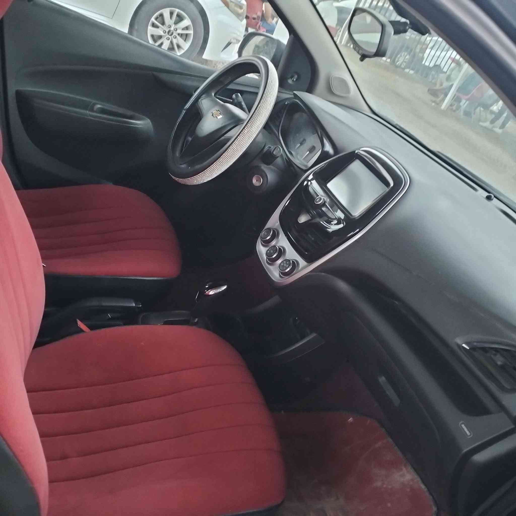 السلام عليكم سبارك موديل 2018وارد امريكي ماشيه 49 ميل حادثها الجاملغ الامامي الايسر والباب بدون داخل السعر57 وبيها مجال قليل للشراي تبريد ثلج تخم تاير جديد حداديه جديده السياره نظيفه وجاهزه من كلشي للاتصال ***********
