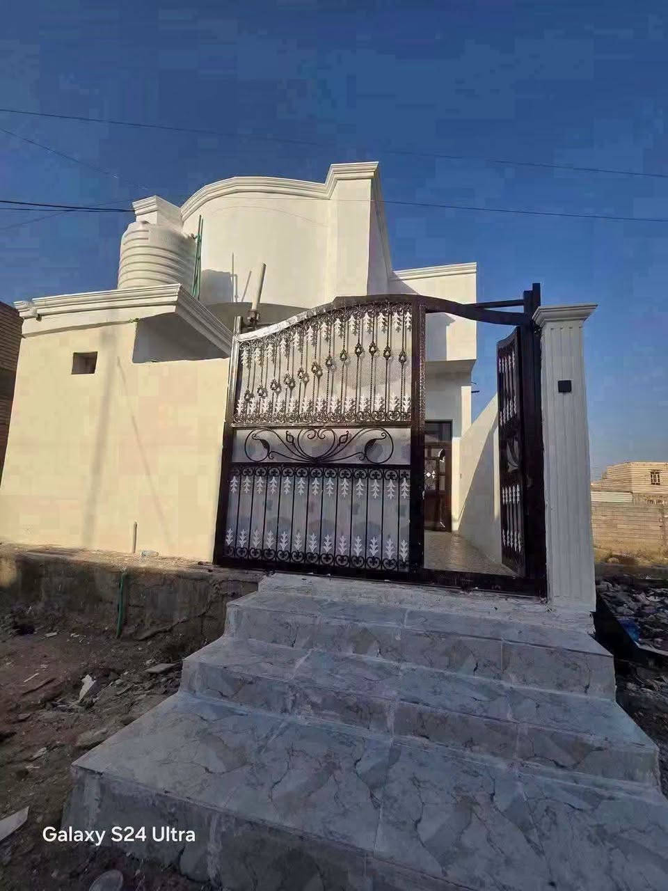 بيت لبيع بشارع المطارالجديد بشارع الشفلات المساحه ١٠٠متر كونكريت مسلح البناء طابوك يحتوي على غرفه وصاله ومطبخ وستقبال ومكشوفه وصحيات وطارمه  السعر ٤٠وبي مجال قليل البيت فرع طرشي الحبوبي  للستفسار ***********مكتب بركات ام البنين قرب مثلجات سنبله
