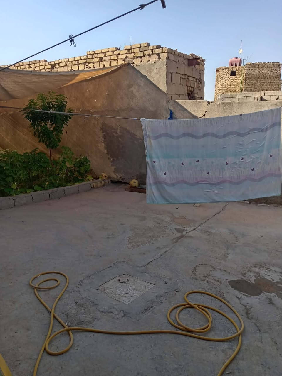 السلام عليكم، دار للبيع المساحة 304م زراعي سند 25 گاع شاكر ظاهر ..متكون من غرفتين وصالة وصحيات ومطبخ سيراميك العنوان شارع الگراج بالفرع الي مقابيل ملعب الثيل السعر 85 وبي مجال للاستفسار الاتصال ***********بي واتساب
