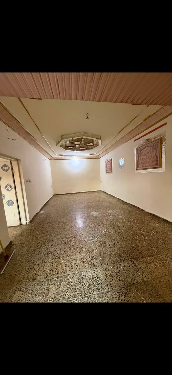 السلام عليكم بيت مساحه 150 متر الايجار غرفه نوم واستبقال ومطبخ ابو دشير شارع الضغط مقابل اسواق بيت جدو يجار 350 
***********
