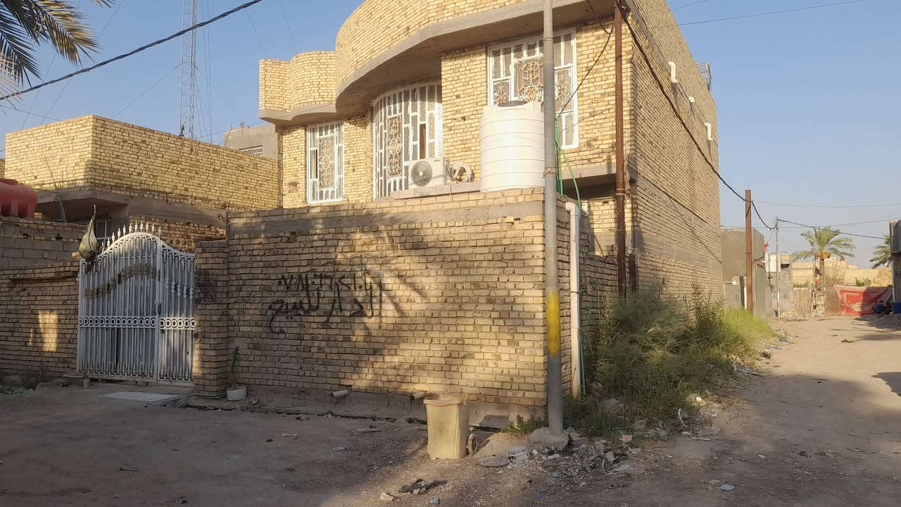 سلام عليكم بيت للبيع زراعي بالمعش بستان بيت عربي 30متر عن التبليط   طابقين مساحته236 الطابق الاول غرفتين اوصاله اومطبخ وستقبال حمامات داخليه وخارجيه والطابق الثاني  اربع غرف وصاله وحمام باقي التفاصيل عله هاذ الرقم ***********
