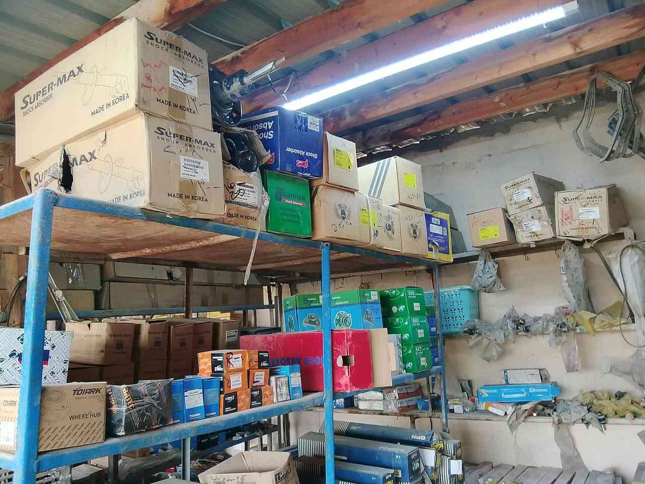 للبيع محلات ادوات احتياطيه للسيارات الحديثه مع الأدوات بسعر جدا مناسب 15مليون
ملاحظه المحلات بدون اجار شهري 
يعني ماكو اجار نهائيا
للاستفسار ***********

